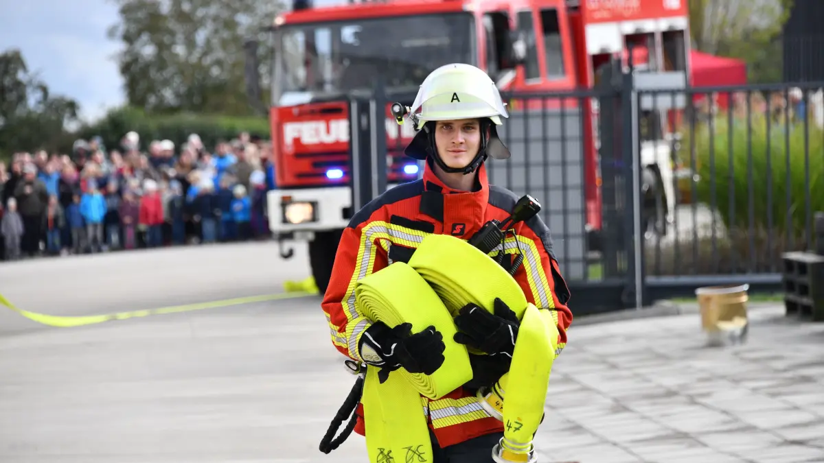 Bei ihrer diesjährigen Hauptübung legte die Feuerwehr Öpfingen den Fokus auf verschiedene Spezialeinheiten der Feuerwehr im Alb-Donau-Kreis, die örtlichen Wehren bei größeren Lagen unterstützend zur Seite stehen. Angenommen wurde ein Brand im Lackierzentrum Ott im Gewerbegebiet. Rund 60 Feuerwehrleute waren im Übungseinsatz.