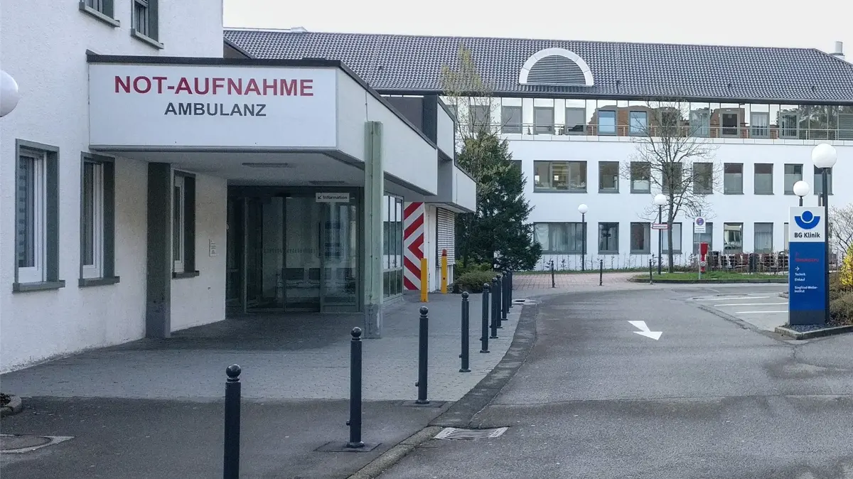Wer hier lang kommt, hat meist ein schwerwiegenderes Problem. Hobby-Fußballer kennen den Weg zur Notaufnahme der BG-Klinik (im rückwärtigen Teil des Klinik-Geländes) genauso wie Eltern von kletterbegeisterten oder rasant radelnden Kindern. Mittelfristig soll die Notaufnahme in den Haupttrakt verlegt, der alte ockerfarbene Bau (rechts), der seit einigen Jahren leer steht, abgerissen werden.
Quelle: Schwäbisches Tagblatt. Vor Verwendung bitte Bildrechte prüfen.
Wer hier lang kommt, hat meist ein schwerwiegenderes Problem. Hobby-Fußballer kennen den Weg zur Notaufnahme der BG-Klinik (im rückwärtigen Teil des Klinik-Geländes) genauso wie Eltern von kletterbegeisterten oder rasant radelnden Kindern. Mittelfristig soll die Notaufnahme in den Haupttrakt verlegt, der alte ockerfarbene Bau (rechts), der seit einigen Jahren leer steht, abgerissen werden.