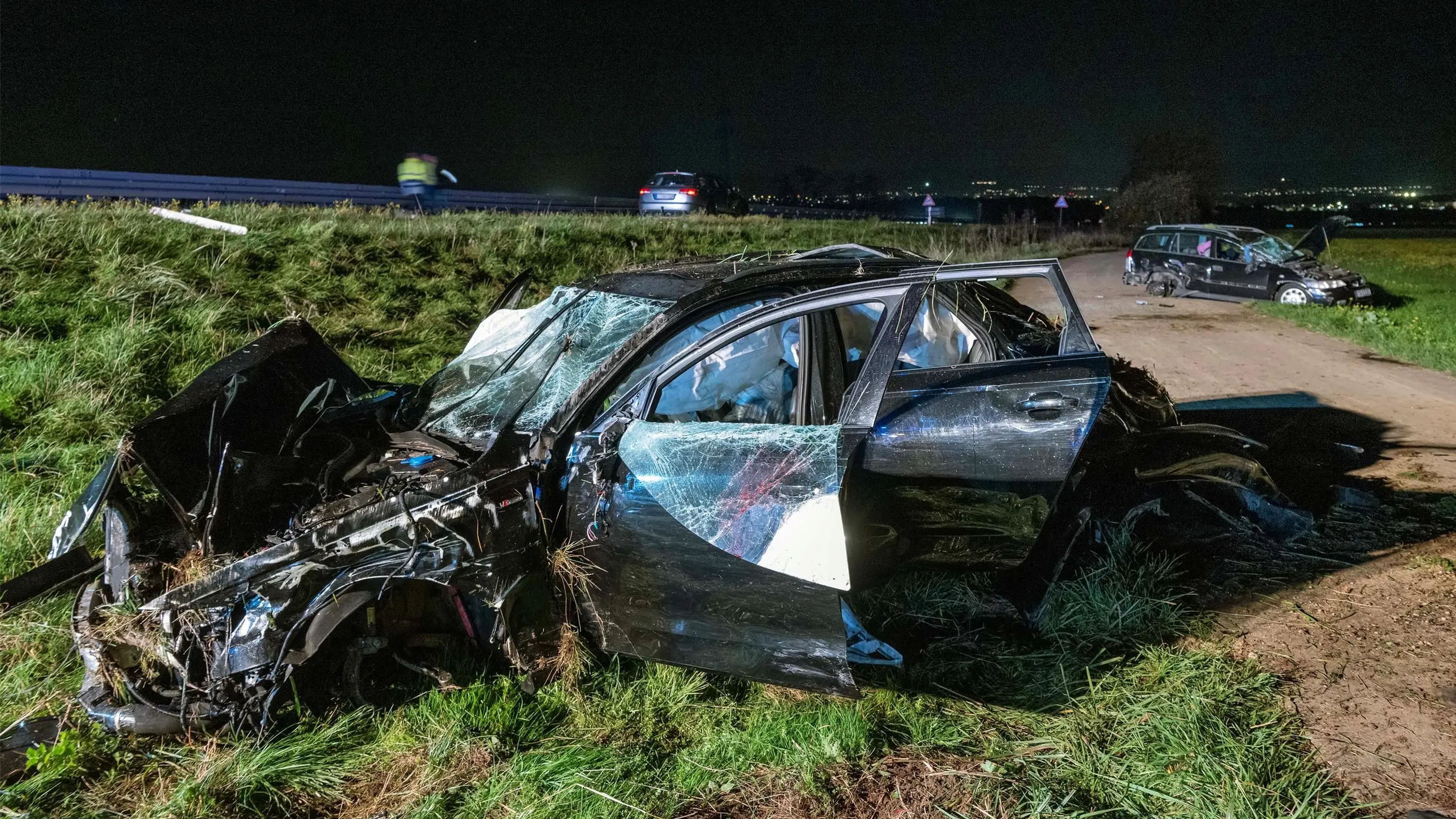 B28 Unfall Verkehrsbeeinträchtigungen Polizei: Update: Drei Menschen bei Unfall auf B28 verletzt – bis 23 Uhr