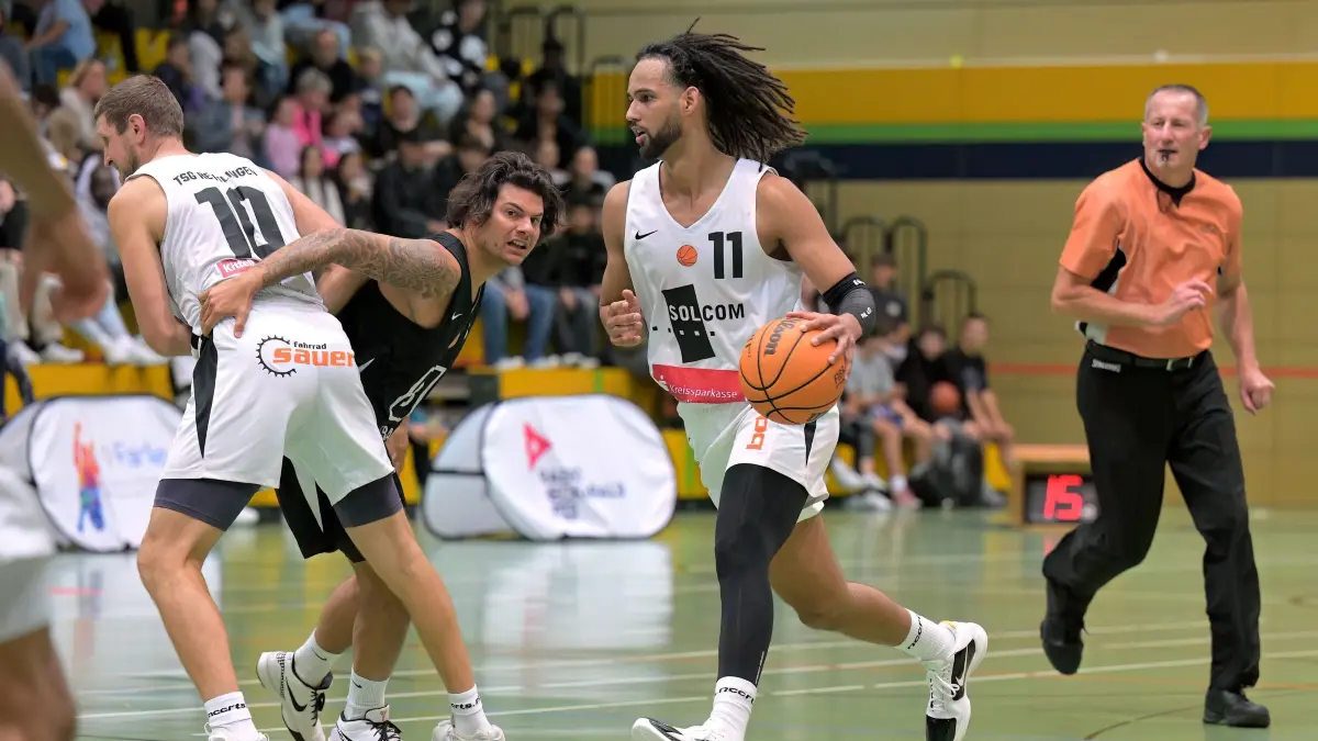 Basketball RL | TSG Solcom Ravens Reutlingen vs. vamos! TSG Soeflingen: Basketball 1. RL | TSG Solcom Ravens Reutlingen (weiss) vs. vamos! TSG Soeflingen (schwarz) // 2024-09-28 // Foto: Joachim Baur // #11 Simion Habtemichael (TSG Reutlingen) / #8 Janic Noah Staiger (TSG Soeflingen) / #10 Nikola Gaurina (TSG Reutlingen)