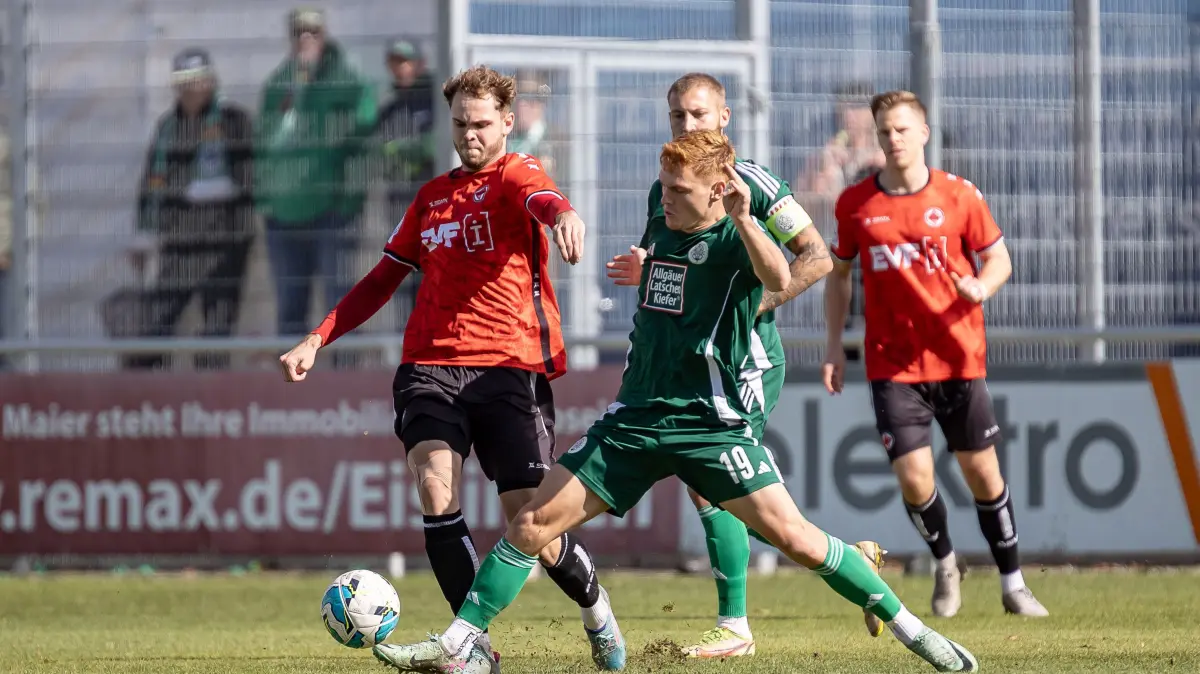 GER, 1. Goeppinger SV vs. FC 08 Homburg, Fussball, Regionalliga SW, 10. Spieltag, Saison 2024/2025, 28.09.2024: Zweikampf Noah Lulic (1. Goeppinger SV #20) mit Tim Steinmetz (FC 08 Homburg #26),
GER, 1. Goeppinger SV vs. FC 08 Homburg, Fussball, Regionalliga SW, 10. Spieltag, Saison 2024/2025, 28.09.2024,
DFL REGULATIONS PROHIBIT ANY USE OF PHOTOGRAPHS AS IMAGE SEQUENCES AND/OR QUASI-VIDEO,
Foto: Eibner-Pressefoto/Jani Pless