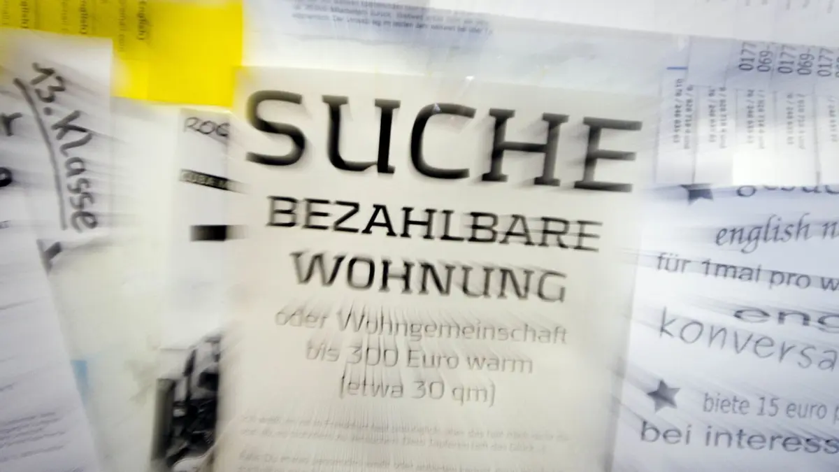 ARCHIV - 29.09.2010, Hessen, Frankfurt/main: ILLUSTRATION - Eine Suchanzeige für eine «bezahlbare Wohnung» hängt an einer Universität am Schwarzen Brett (Foto mit Zoomeffekt). (zu dpa: «Studentenbude gesucht - Die dauernde Not zum Semesterstart») Foto: Frank Rumpenhorst/dpa +++ dpa-Bildfunk +++