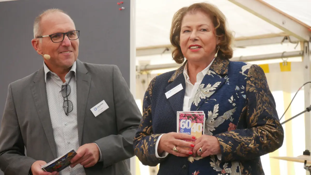 Martin Keller und Christiane Bölzle aus dem Lebenshilfe-Vorstand war die Freude über die beiden Jubiläen anzusehen. Die Gäste hatten Rang und Namen.