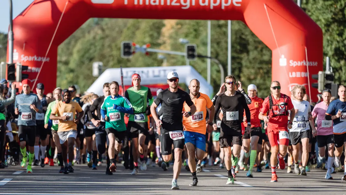 Einstein-Marathon: Fotografische Begleitung mit Massenbild vom Start an der Messe, Bildergalerie für Online und Bilderseite für Print, Menschen an und auf der Strecke, die Sieger*in des Marathons/Halbmarathons etc. + Optik für Poli01 und tragende Optik Lokales