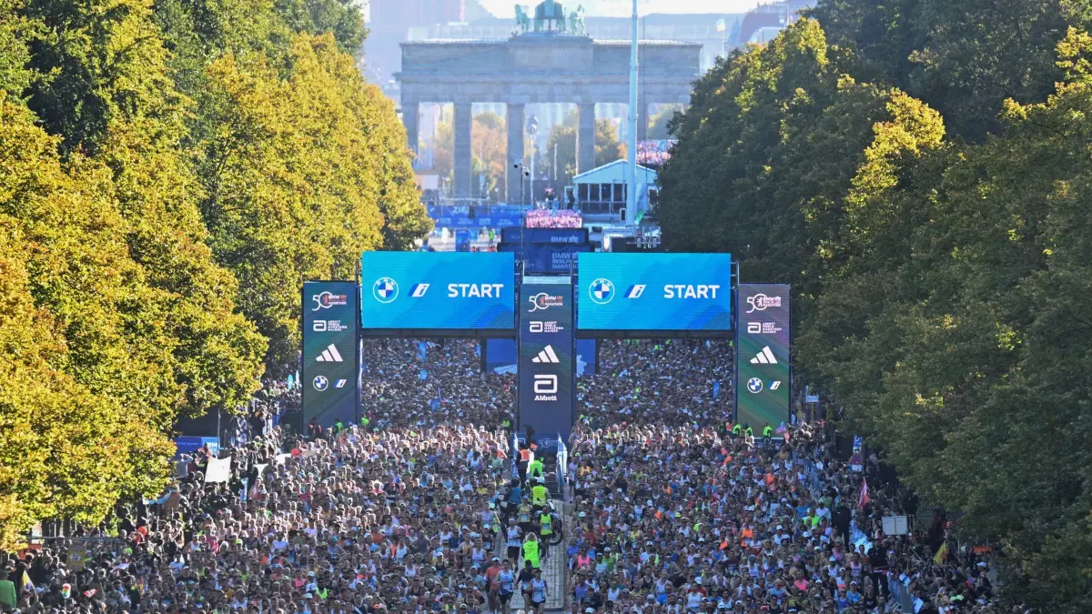 50. Berlin Marathon: 29.09.2024, Berlin: Leichtathletik, Marathon: Läufer starten auf der Straße des 17.Juni. Foto: Sebastian Christoph Gollnow/dpa +++ dpa-Bildfunk +++