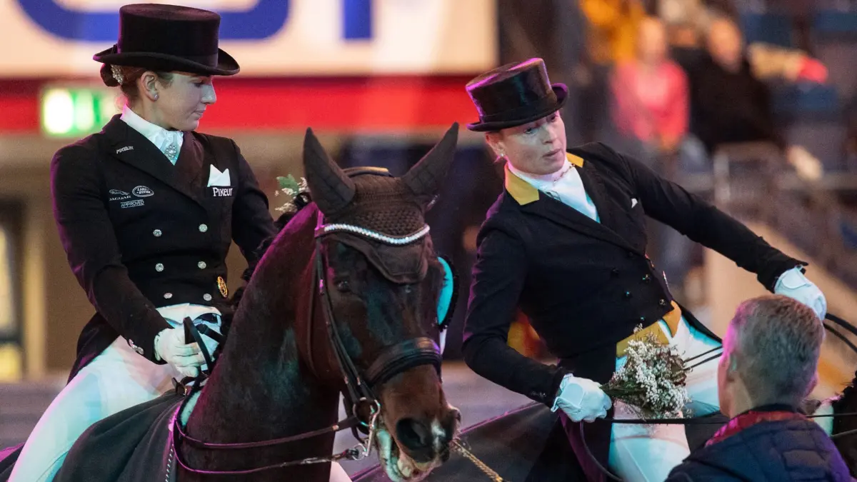 Lisa Müller und Isabell Werth: ARCHIV - 17.11.2019, Baden-Württemberg, Stuttgart: 35. Stuttgart German Masters, Pferdesport, Dressur, Master: Deutschlands Isabell Werth (r) reitet auf ihrem Pferd Emilio neben Deutschlands Lisa Müller auf ihrem Pferd Gut Wettlkam's Stand By Me Old. Werth belegte den ersten Platz, Müller den Dritten. (zu dpa: «Warum Isabell Werth das Millionen-Pferd der Müllers reitet») Foto: Sebastian Gollnow/dpa +++ dpa-Bildfunk +++