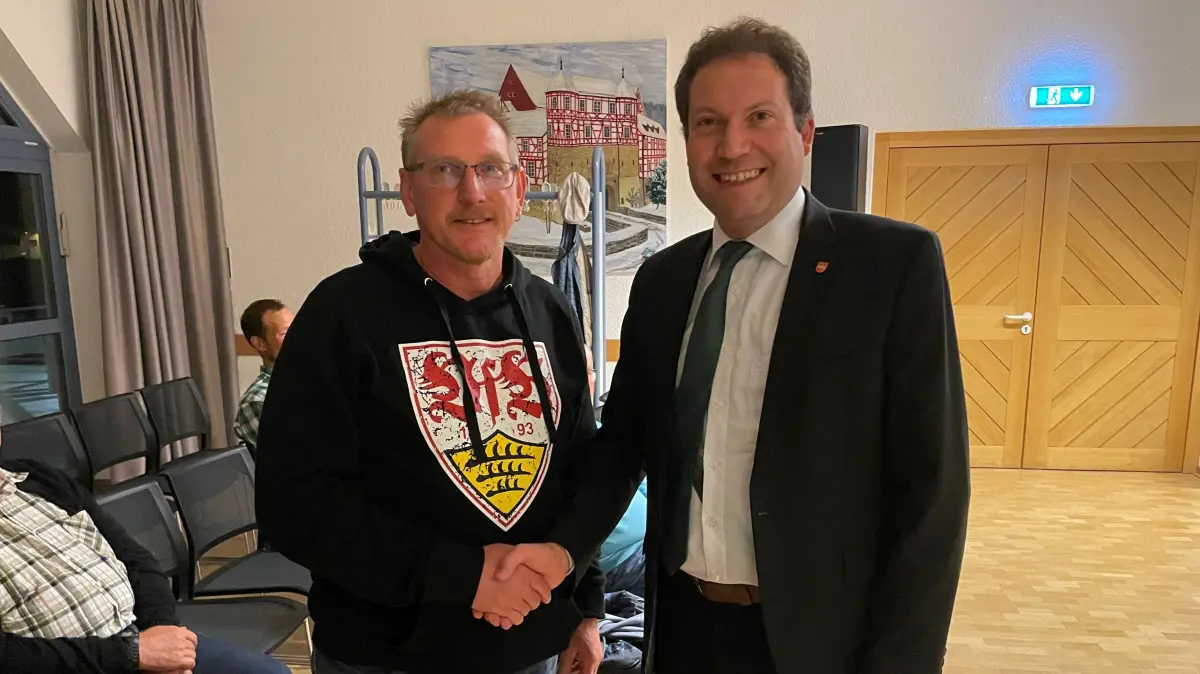 Bürgermeister Frank Zimmermann gratuliert Markus Adolf zur Wahl in den Bezirksbeirat Unterrot.