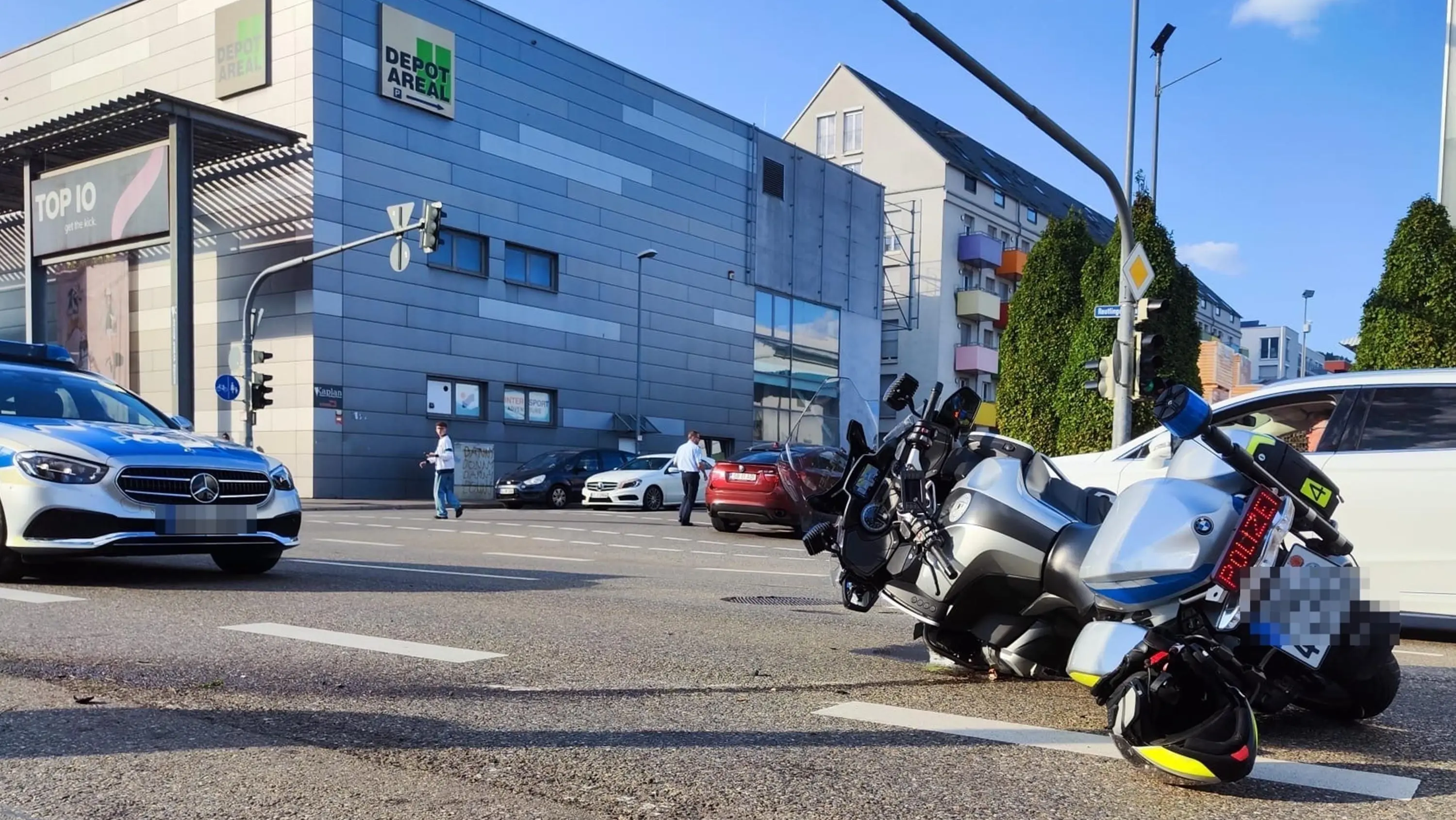 B28 Unfall Verkehrsbeeinträchtigungen Höhe E-Center und McDonald‘s: Unfall mit Polizeimotorrad auf der B28 in
