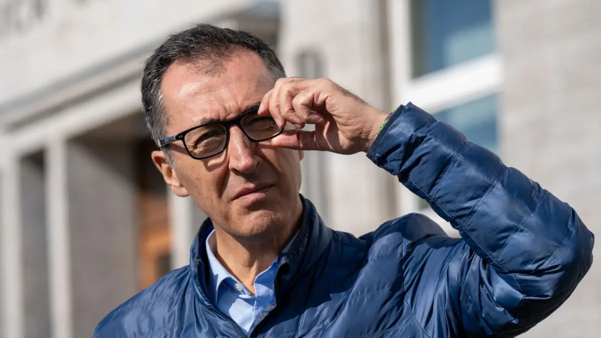 Bundesminister Özdemir informiert sich in Greifswald: 30.09.2024, Mecklenburg-Vorpommern, Greifswald: Cem Özdemir (Bündnis 90/Die Grünen), Bundesminister für Ernährung und Landwirtschaft, steht vor dem Friedrich-Loeffler-Institut (FLI) auf der Insel Riems. Der Minister informierte sich vor Ort über die neuesten Forschungsarbeiten und Präventionsmaßnahmen zur Bekämpfung von Tierseuchen und Zoonosen, die sowohl die Landwirtschaft als auch die öffentliche Gesundheit betreffen. Foto: Stefan Sauer/dpa +++ dpa-Bildfunk +++