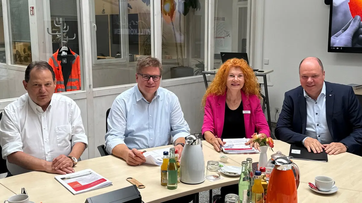Mit Wolfgang Kowalczyk, Mitglied der Geschäftsleitung bei Korn Recycling, Geschäftsführer Alexander Korn und Jörg Schairer, Projektleiter für neue Technologien und Vertrieb (von links) unterhielt sich Anke Traber, Leiter der Agentur für Arbeit Balingen
