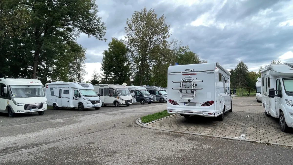 Fünf bis sieben kostenfreie Wohnmobilstellplätze hält die Stadt Gaildorf hinter der Sporthalle bereits. Sie sind gut frequentiert.