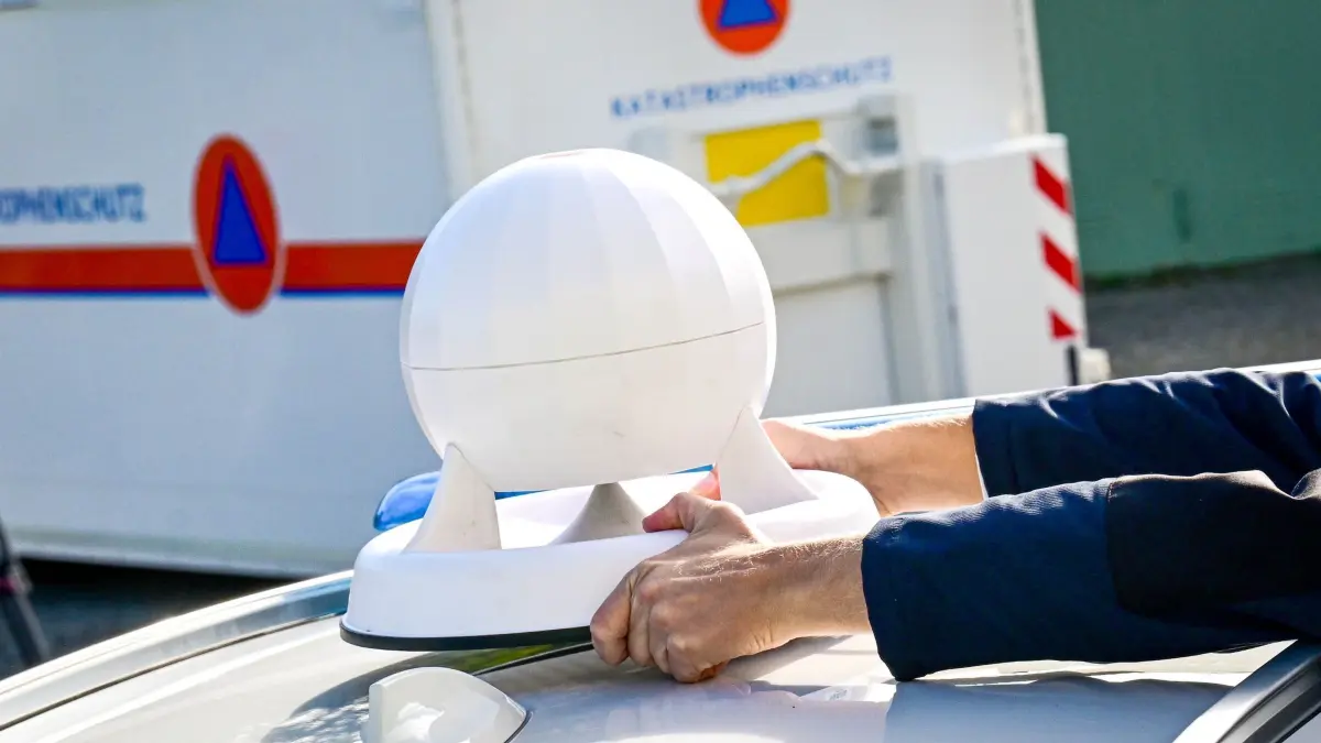 Katastrophenschutz Bremen: 30.09.2024, Bremen: Eine mobile Sirene wird auf einem Fahrzeug für den Katastrophenschutz befestigt. Für die Stärkung der Resilienz im Katastrophen- und Krisenschutz in Bremen und Bremerhaven wurden Sondermittel bereitgestellt. Aus diesen Mitteln konnten unter anderem neue Geräte und Fahrzeuge für den Katastrophenschutz beschafft werden. Diese dienen insbesondere zur Vorbereitung auf mögliche Stromausfälle, zur Verbesserung der Führungsfähigkeiten, der Notfallkommunikation sowie der allgemeinen Versorgung. Foto: Sina Schuldt/dpa +++ dpa-Bildfunk +++