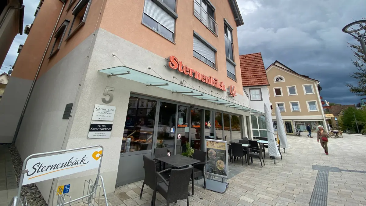Dunkle Wolken über der Hechinger Innenstadt: Nicht nur am Obertorplatz droht ein Leerstand in prominenter Lage, wenn das Sternenbäck-Café Ende des Jahres schließt.