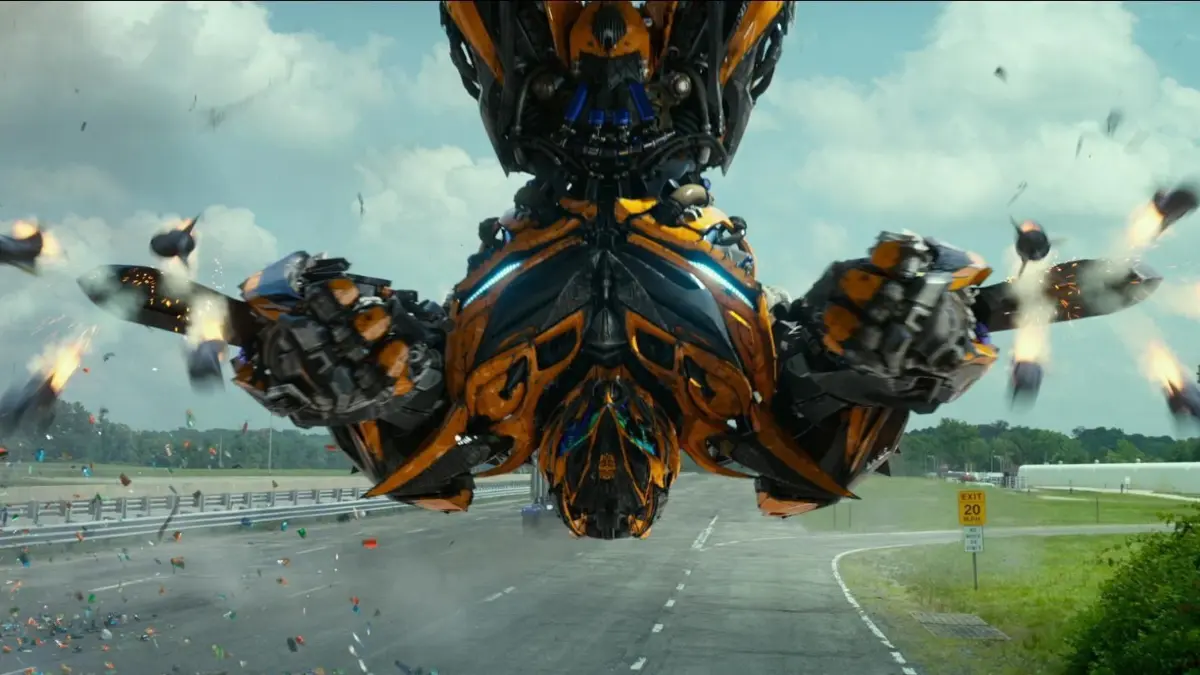 Vor Jahren haben die außerirdischen Autobots im Krieg gegen ihre bösartigen Artgenossen, die Decepticons, Teile von Chicago in Schutt und Asche gelegt. Nun werden Bumblebee und die anderen Autobots von der CIA verfolgt. Währenddessen planen die Decepticons bereits ihre Rache ...