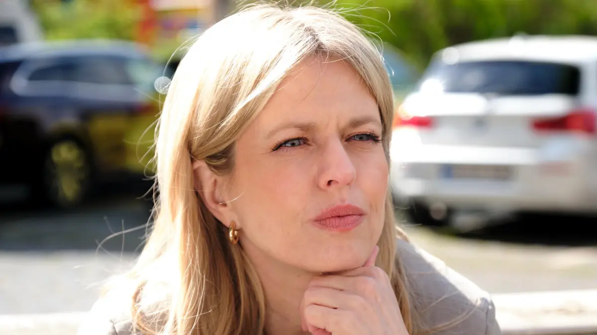 Patrizia (Miriam Lahnstein) möchte sich um ihre Beerdigung kümmern.