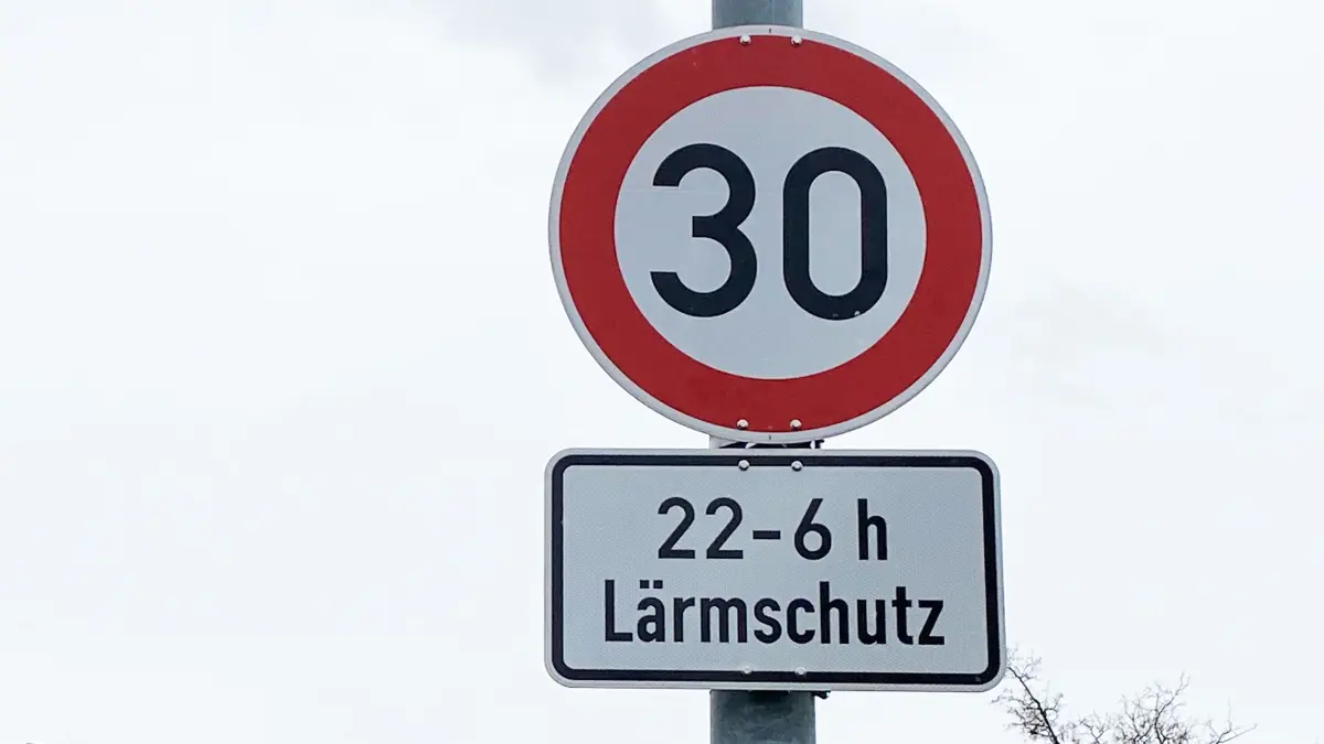 Seit April gilt in weiten Teilen der Hechinger Unterstadt, wie hier in der Haigerlocher Straße, nachts Tempo 30. In der nächsten Stufe des Lärmaktionsplans soll die schärfere Geschwindigkeitsbegrenzung auch tagsüber eingeführt werden.