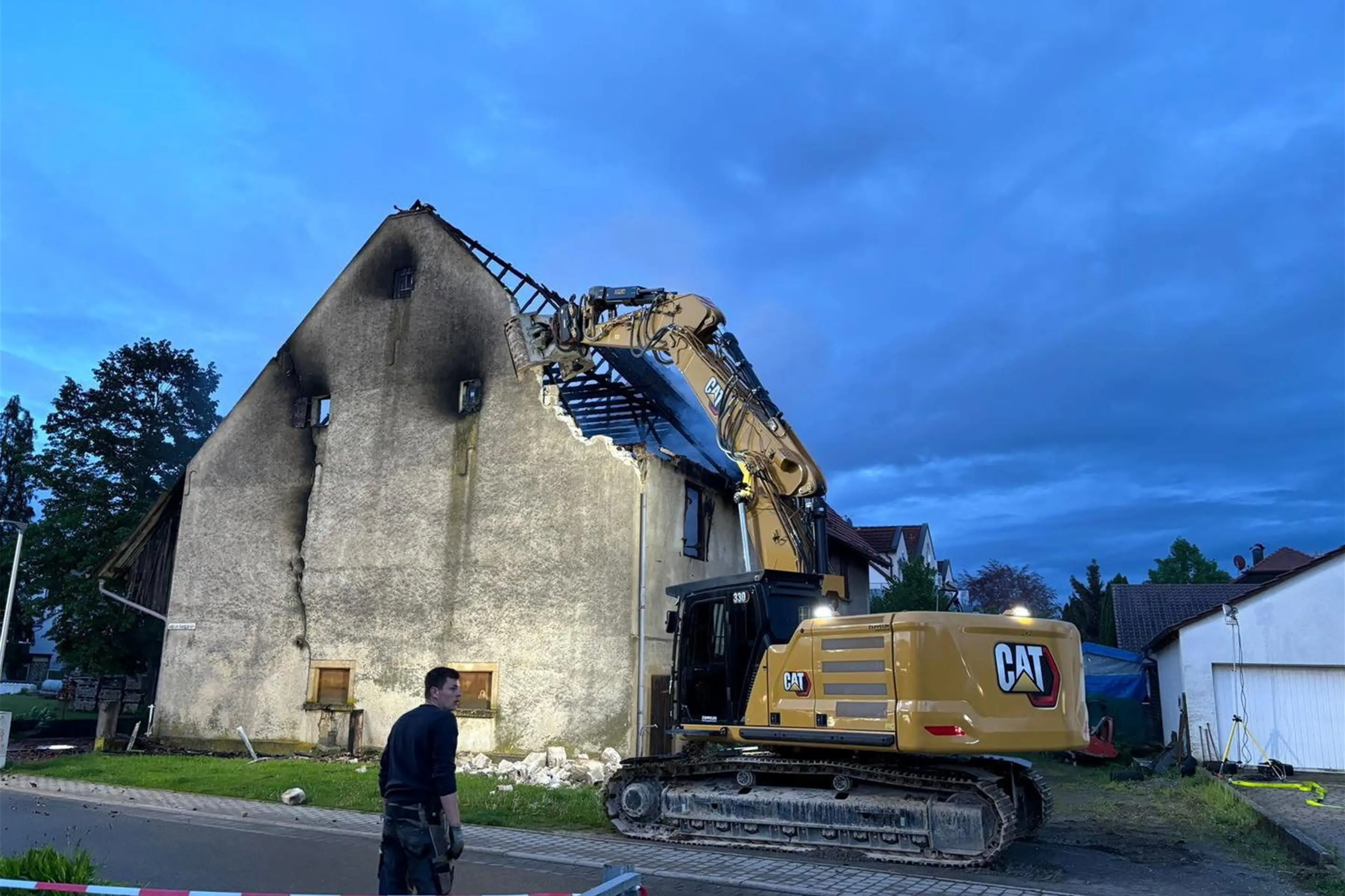 Abriss des einsturzgefährdeten Giebels. Bild: Feuerwehr Rottenburg