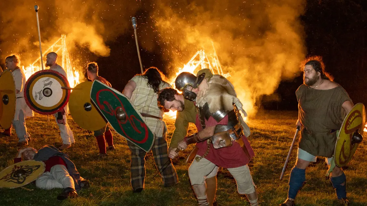 Wenn es Nacht wird über dem rekonstruierten römischen Landgut, dann geben sich Legionäre, Kelten und Alamannen den Schaukämpfen hin. Das ist Jahr für Jahr ein Spektakel für große und kleine Besucher