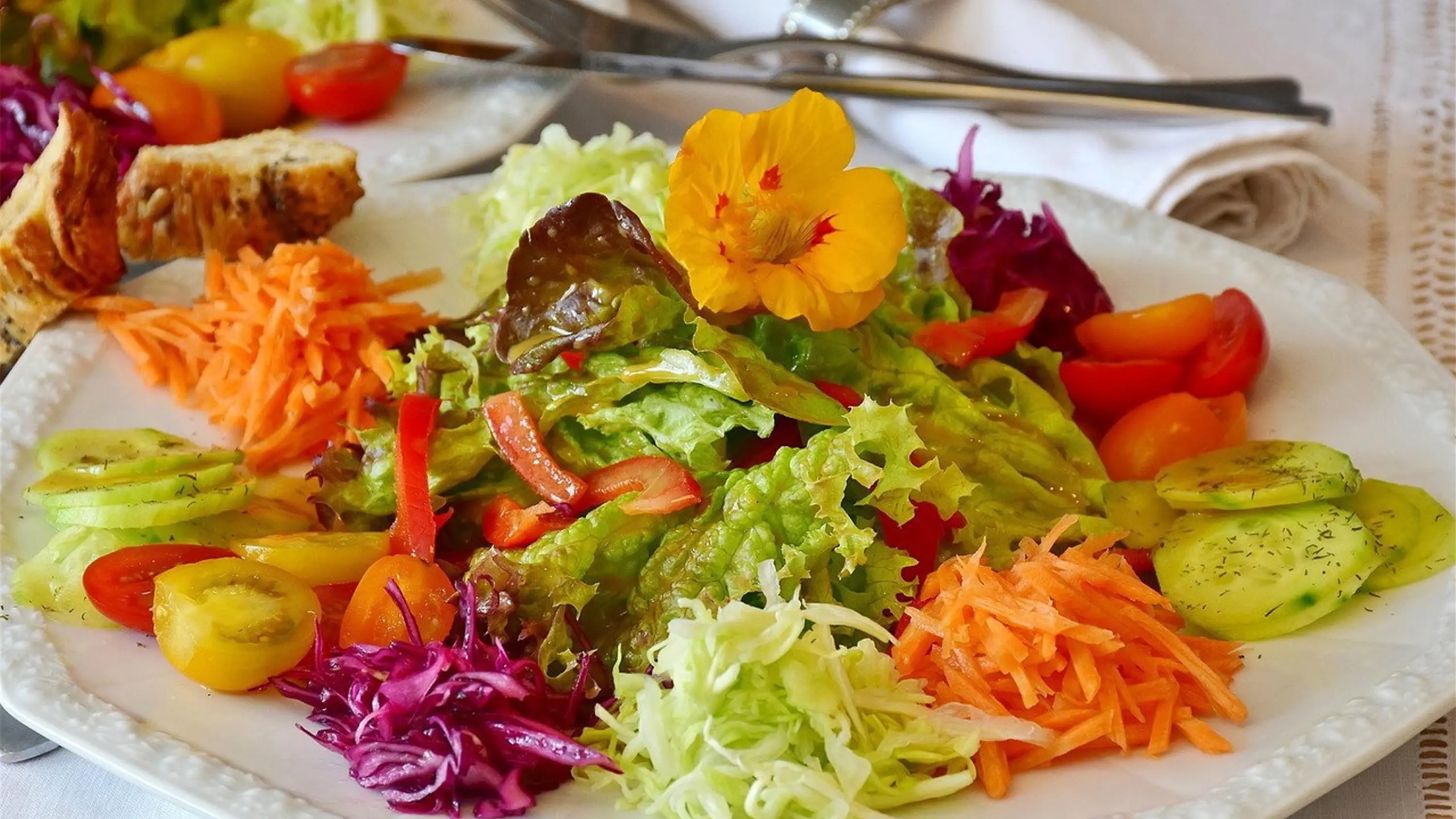 Rezept: Bunter Salatteller „zum Reinliegen“