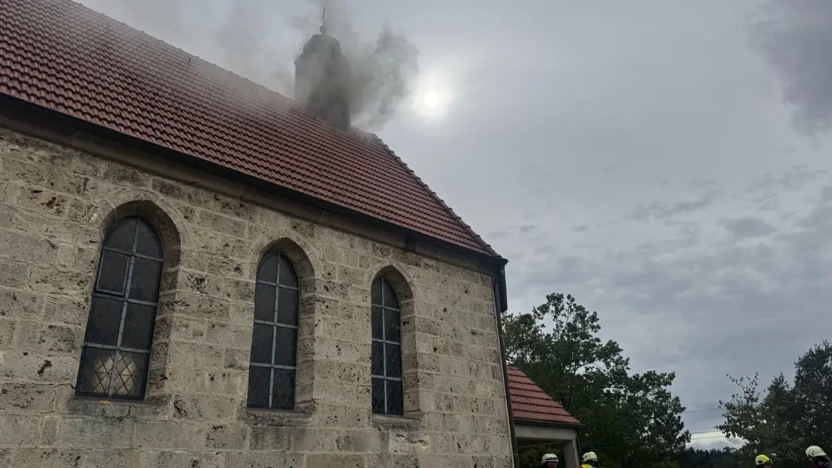 Aufgrund eines technischen Defekts fing der Dachstuhl Feuer.
