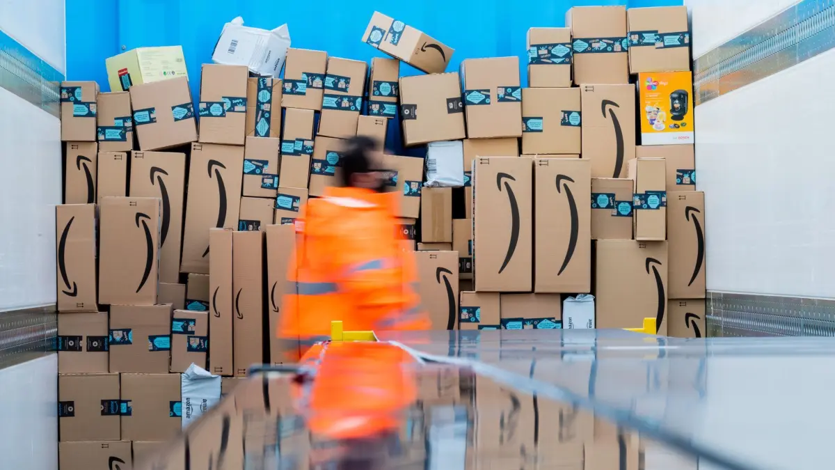 Amazon Logistikzentrum: ARCHIV - 08.12.2020, Nordrhein-Westfalen, Mönchengladbach: Pakete liegen in einem Logistikzentrum des Versandhändlers Amazon in einem Lkw. (zu dpa: «Kampf um Kunden: Temu und Shein greifen Amazon an») Foto: Rolf Vennenbernd/dpa +++ dpa-Bildfunk +++