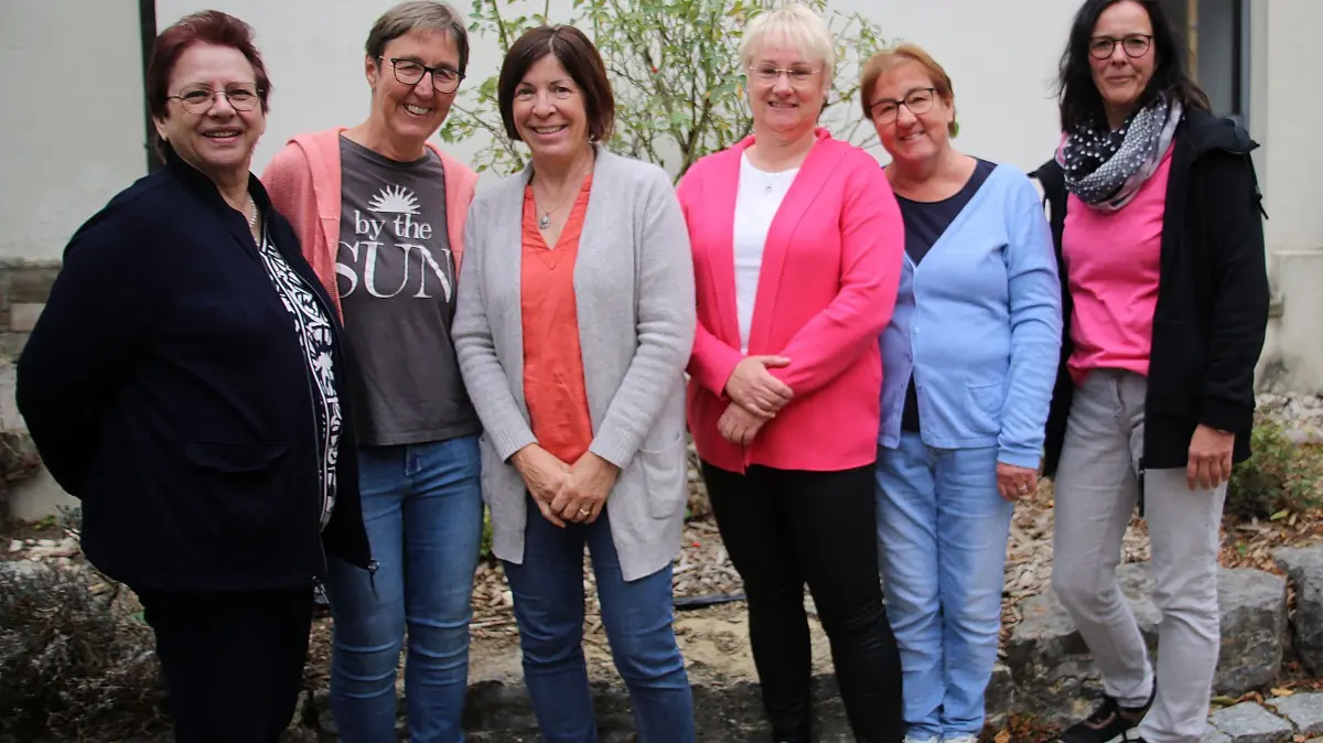 Die sieben Macherinnen des Rohrdorfer Dienstags-Cafés (von links): Karin Maier, Bärbel Schweizer, Monika Braun, Irmgard Schweizer und Ina Sökler. Es fehlt: Daniela Mahler.