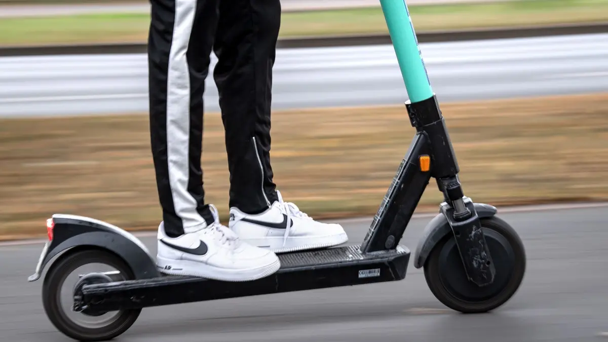 Ein Mann fährt auf einem E-Scooter des Anbieters "Tier" auf einem Radweg. Zweieinhalb Monate nach der Einführung von E-Scootern in Deutschland führen mehrere Städte in Niedersachsen Gespräche mit möglichen Verleihern. +++ dpa-Bildfunk +++