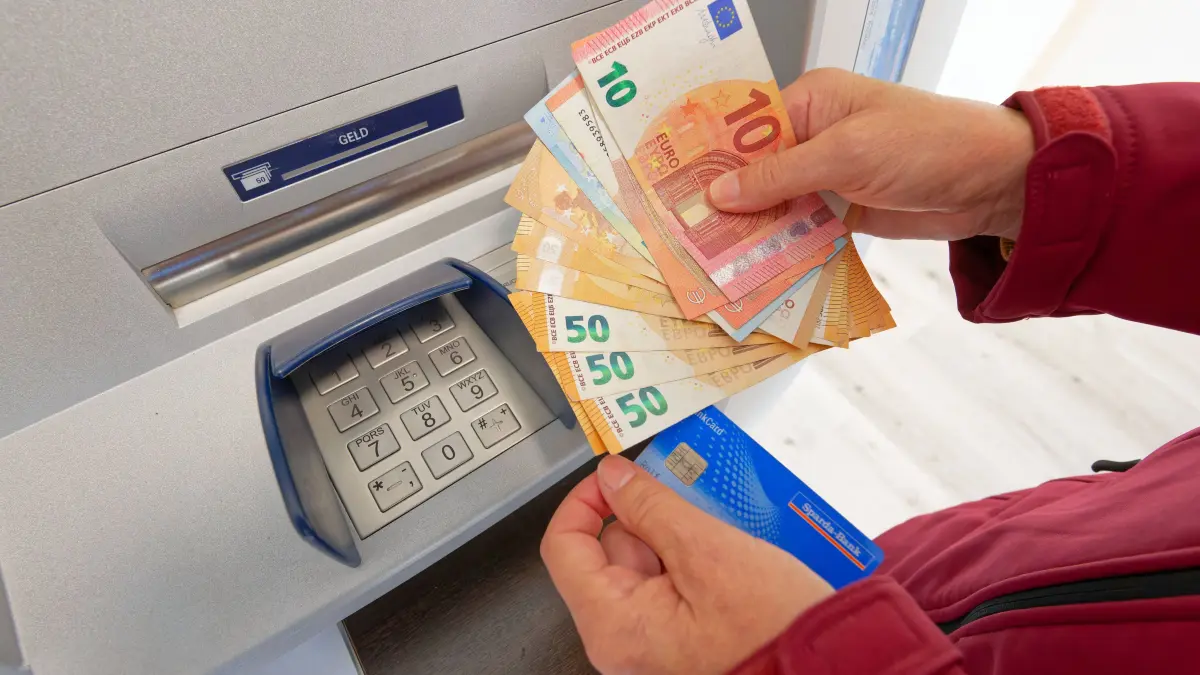Geldabheben. Am Geldautomaten wird das Bargeld ausgezahlt. Bad Reichenhall Bayern Deutschland *** Withdrawing money Cash: Geldabheben. Am Geldautomaten wird das Bargeld ausgezahlt. Bad Reichenhall Bayern Deutschland *** Withdrawing money Cash is paid out at the ATM Bad Reichenhall Bavaria Germany Copyright: xRolfxPossx