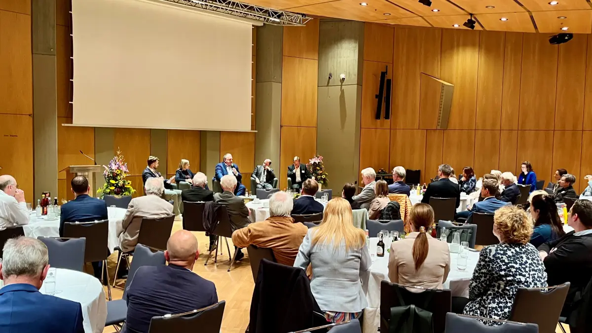 Wirtschaftsgespräch in Neu-Ulm: Unternehmer, Politiker und Behördenvertreter sind gekommen, um über das Thema Bürokratieabbau zu sprechen.