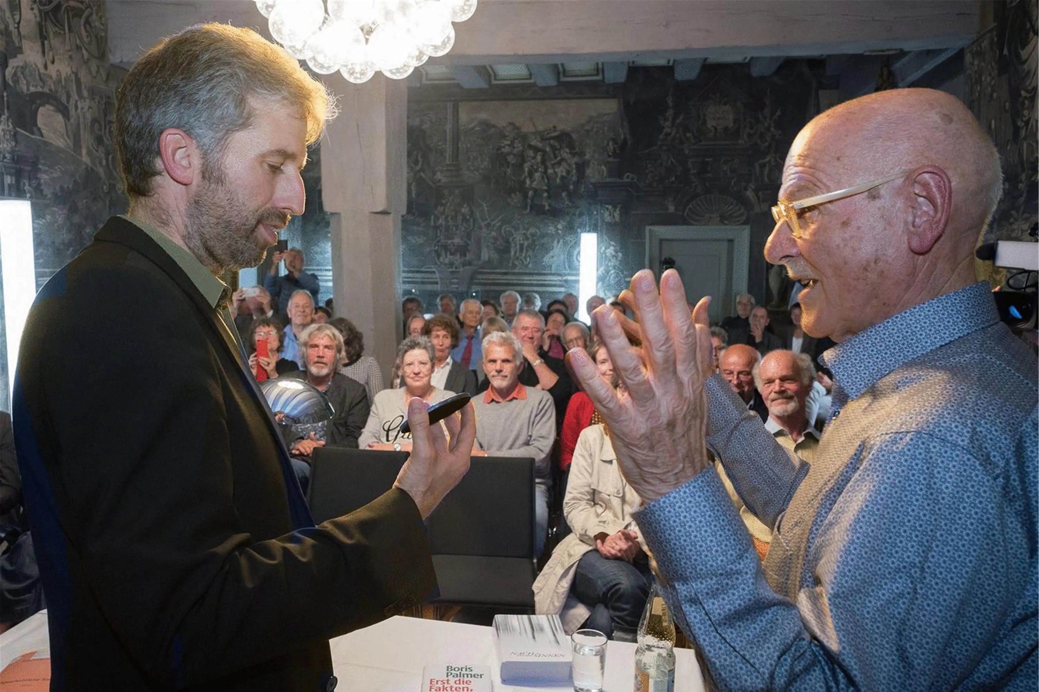 Tübingens Oberbürgermeister Boris Palmer überreicht Christoph Müller im Oktober 2019 die Uhland-Plakette. Foto: Ulrich Metz