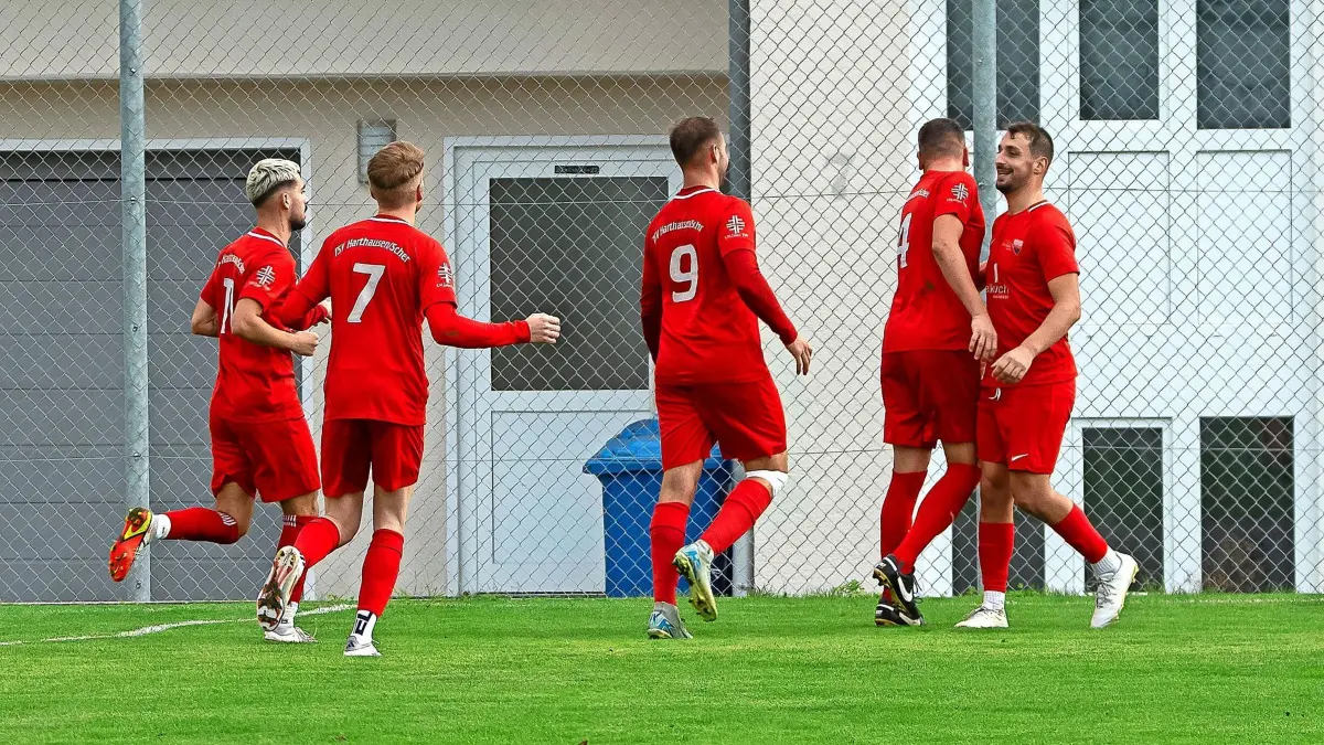 Die Mitspieler bejubeln mit Fabian Maier (TSV Harthausen/Scher, #04) dessen Tor zum 2:0. TSV Hartthausen/Scher vs. TSV Strassberg, Fussball, Landesliga 3 Wuerttemberg, 5. Spieltag, Saison 2024-2025, 14.09.2024 Foto: Eibner-Pressefoto/Saskia Lukas