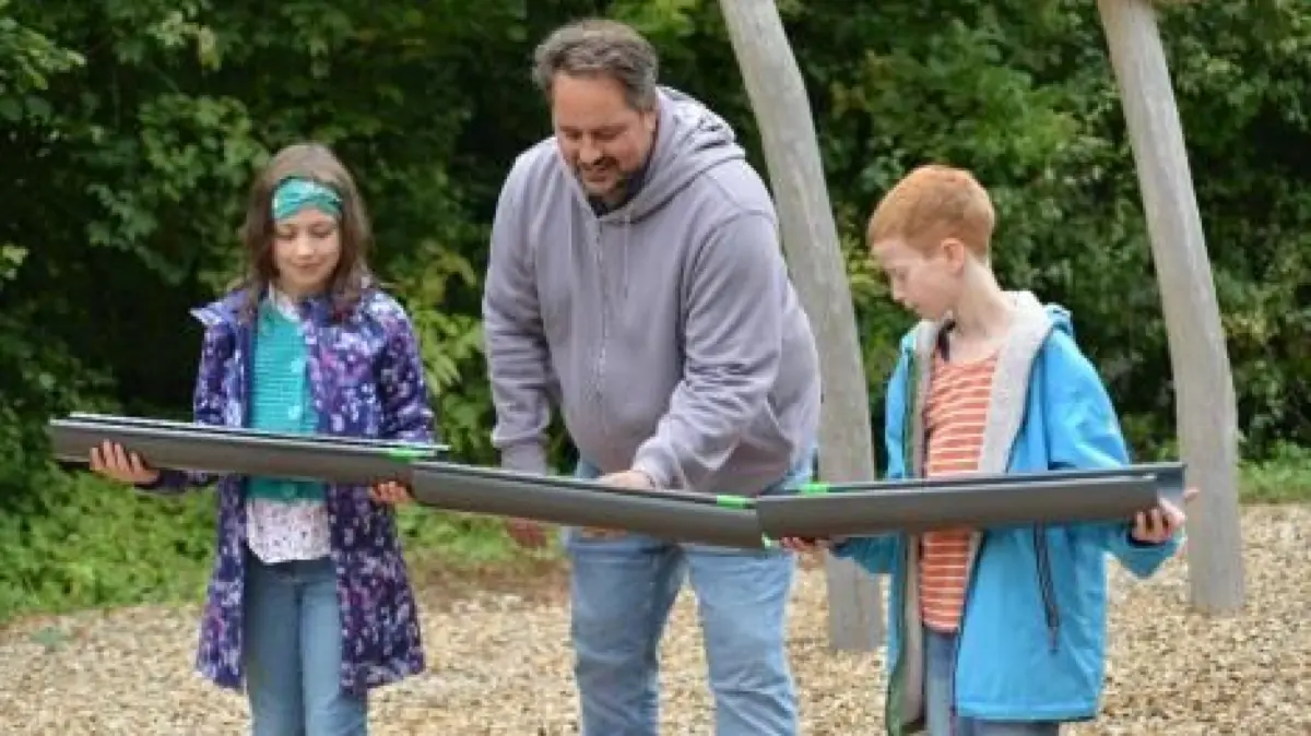Neuer Spielplatz am Tübinger Galgenberg. Lea Denoix (12), Manuel Tornow und Levi Bode (12, von links) starten die Geschicklichkeitsrallye zur Spielplatzeröffnung