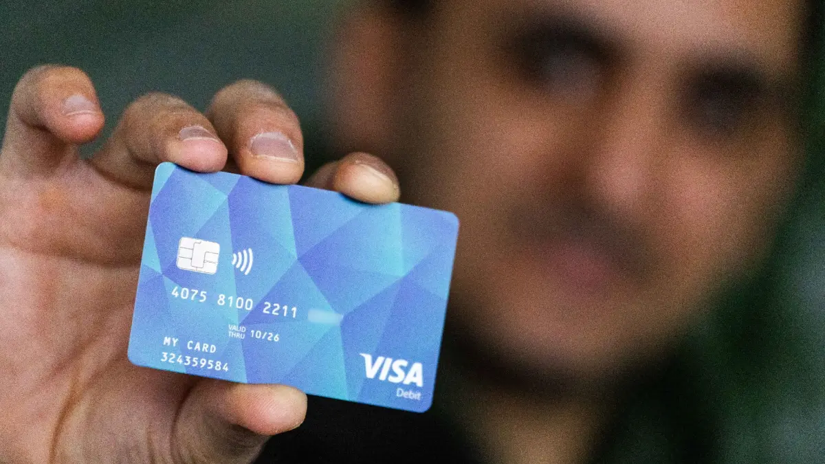 Bezahlkarte für Geflüchtete: ARCHIV - 17.01.2024, Baden-Württemberg, Offenburg: Ein Geflüchteter hält eine Debitcard in der Hand. (zu dpa: «Bezahlkarte für Geflüchtete soll noch in diesem Jahr kommen») Foto: Philipp von Ditfurth/dpa +++ dpa-Bildfunk +++