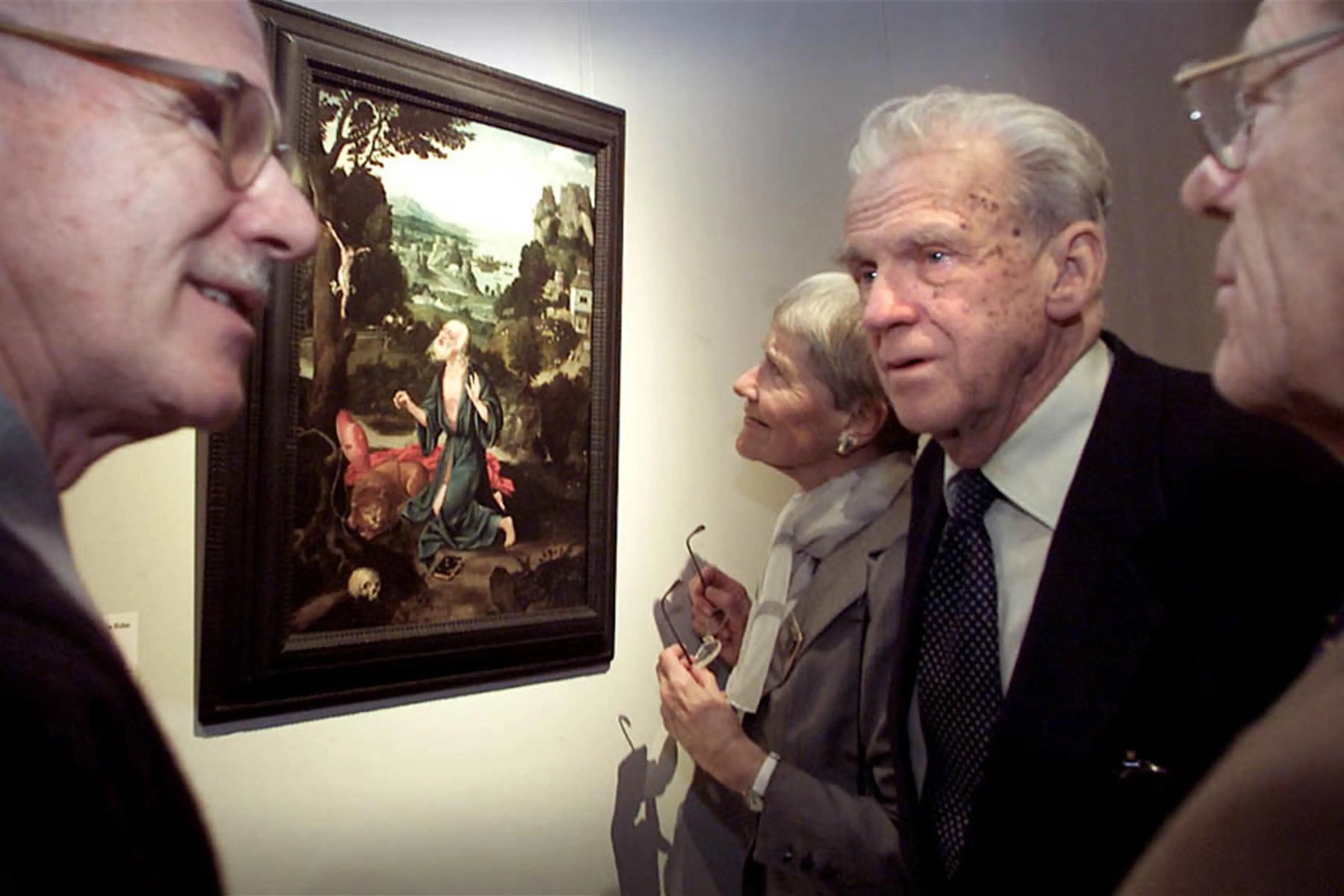 Christoph Müller führt im April 2001 Inge Jens, Walter Jens und Hans Küng durch seine Niederländerausstellung im Diözesanmuseum in Rottenburg.
Archivbild: Ulrich Metz