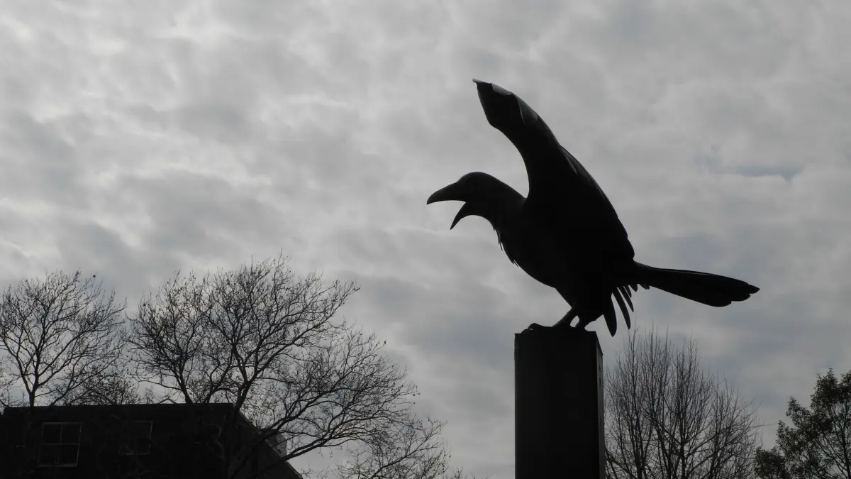 Edgar Allan Poe: ARCHIV - 23.03.2017, USA, Philadelphia: Die Statue eines Raben erinnert vor dem früheren Wohnhaus des Schriftstellers Edgar Allan Poe in Philadelphia (USA) an dessen berühmtestes Gedicht "Der Rabe" - aufgenommen am 14.03.2017. Foto\ Johannes Schmitt-Tegge/dpa +++(c) dpa - Bildfunk+++ (zu dpa: «Vater der Horrorliteratur - Edgar Allan Poes schauriger Tod») Foto: Johannes Schmitt-Tegge/dpa +++ dpa-Bildfunk +++