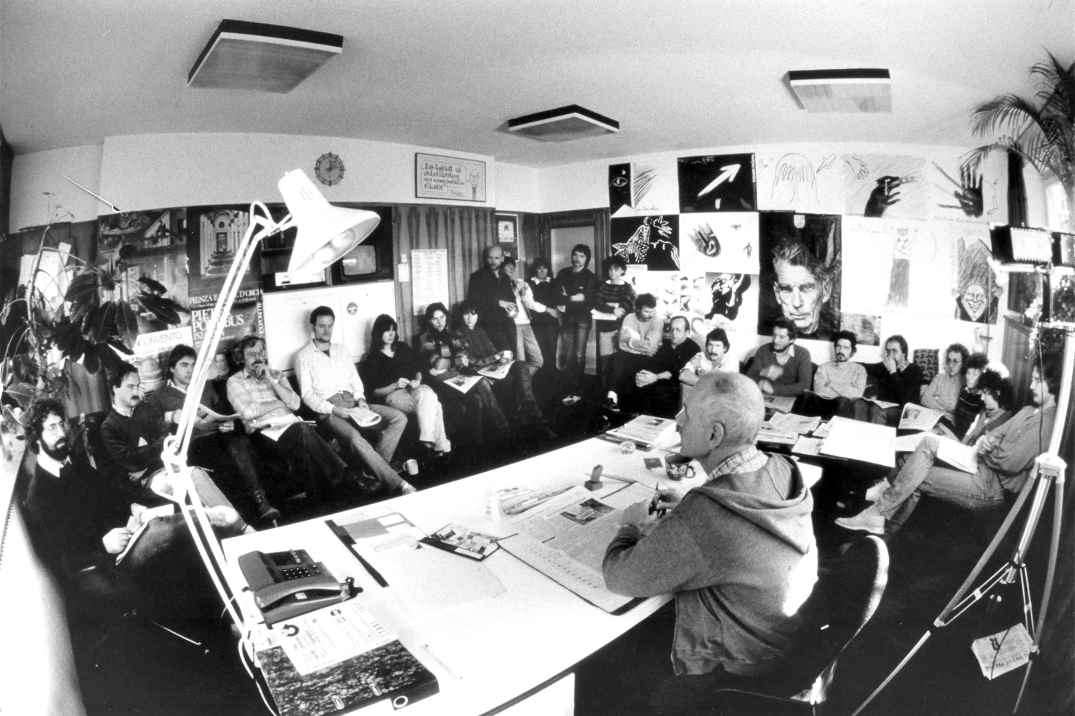 Christoph Müller in seiner Redaktion: Vor dem Umbau des Verlagsgebäudes in der Uhlandstraße fanden die täglichen Redaktionskonferenzen – hier im Jahr 1985 – noch im Chefzimmer statt. Archivbild: Manfred Grohe