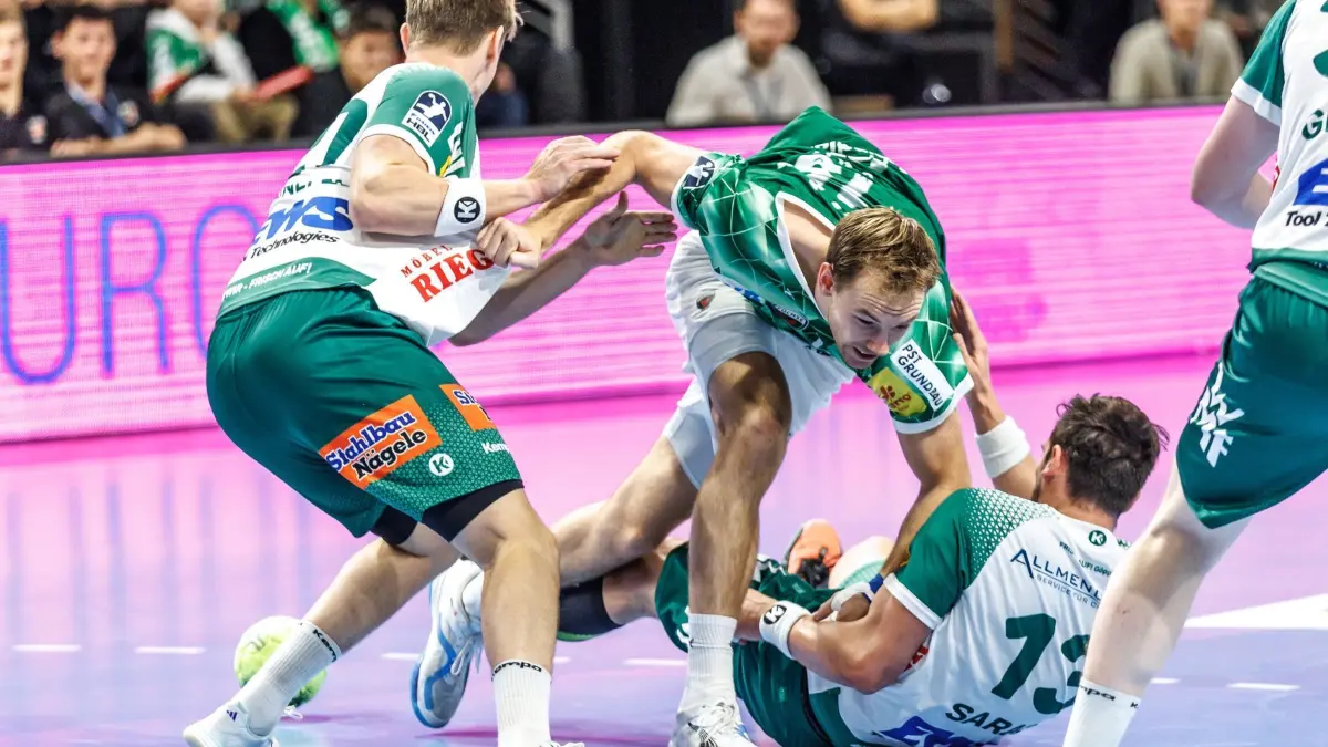 Füchse Berlin - Frisch Auf Göppingen: 02.10.2024, Berlin: Handball: DHB-Pokal, Füchse Berlin - Frisch Auf Göppingen, K.o.-Runde, 2. Runde, Max-Schmeling-Halle. Berlins Mathias Gidsel (M) kämpft sich durch die Abwehr von Oskar Sunnefeldt (l) und Josip Sarac von Frisch Auf Göppingen. Foto: Andreas Gora/dpa +++ dpa-Bildfunk +++