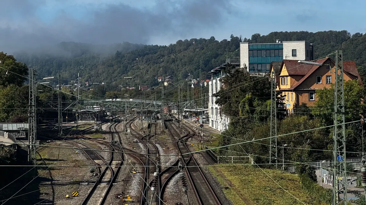 Blick auf die Gleise am Bahnhof Tübingen.