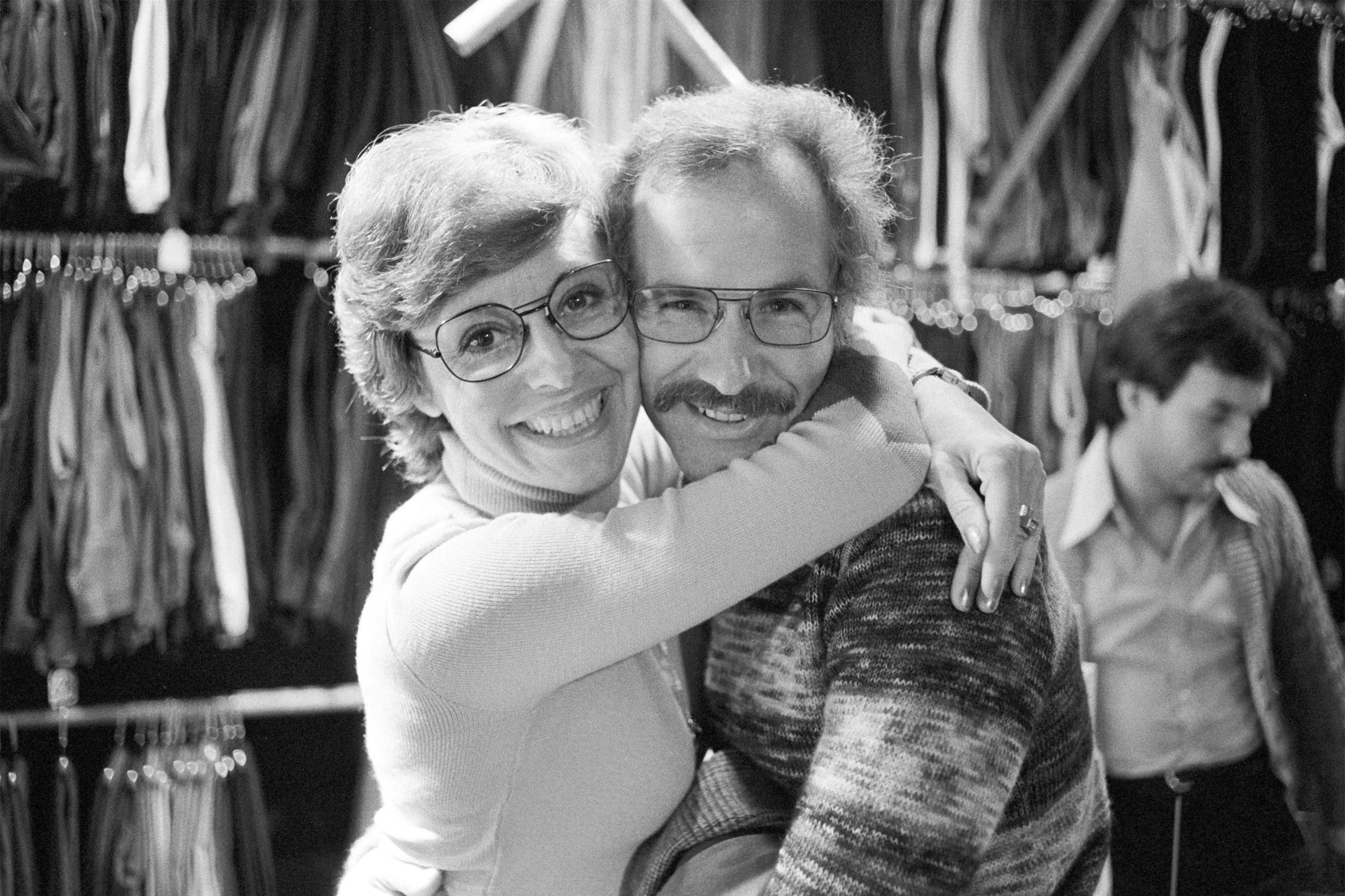 Gesangs- und Varieté-Star Catarina Valente umarmt bei einem Besuch 1974 ihren größten Tübinger Fan,
den damaligen Tagblatt-Chefredakteur Christoph Müller.
Bild: Manfred Grohe