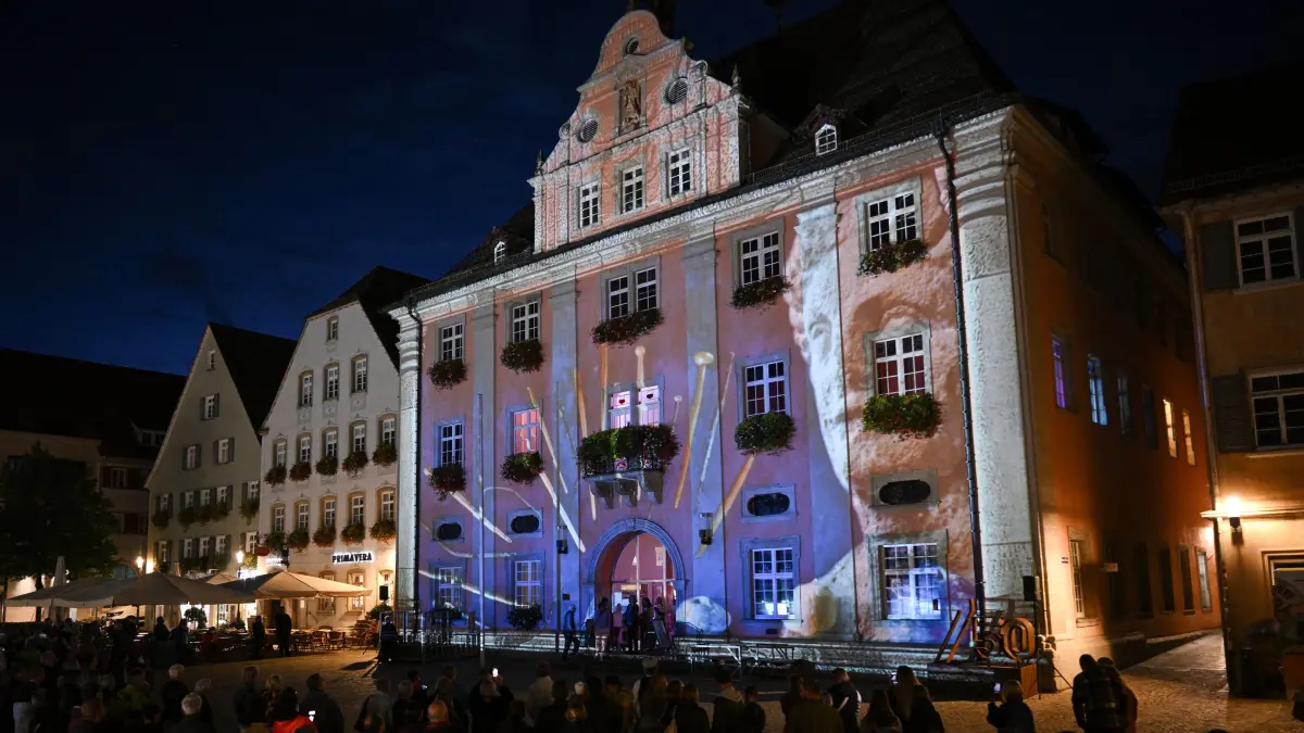 Rathausparty und Illumination in Rottenburg anlaesslich des 750-jaehrigen Stadtjubilaeums: Rottenburg (Kreis Tuebingen) 02.10.2024
Eine Rathausparty in Rottenburg anlaesslich des 750-jaehrigen Stadtjubilaeums unter dem Motto, All Together Now.
Lichtkunstwerk Rathaus, die Illumination der Firma leucht-werk aus Tuebingen mit einen Kunstlichtprojektion auf das Rathaus.
Bilder aus Stadtgeschichte; die Roemerzeit
FOTO: Pressefoto ULMER / Markus Ulmer
xxNOxMODELxRELEASExx