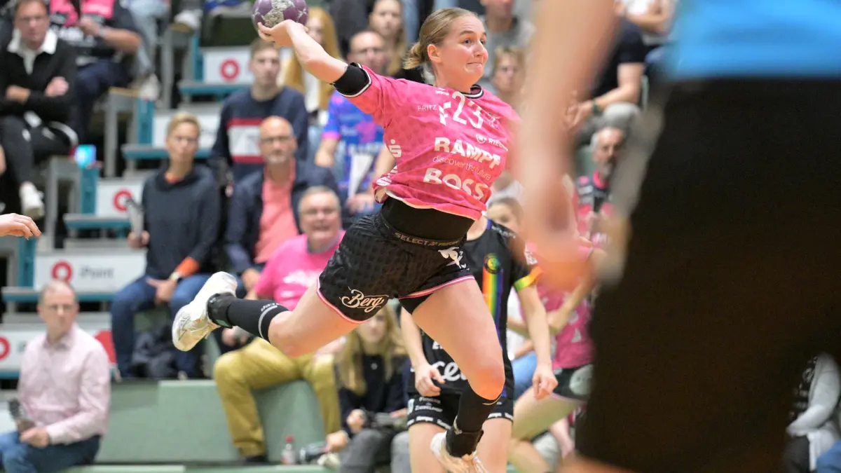 TusSies Metzingen vs. VfL Oldenburg Handball, HBF, 1.Ligaspieltag, Saison 2024/2025, 02.10.2024: Verena Osswald (TusSies Metzingen, #23)
TusSies Metzingen vs. VfL Oldenburg,
Handball, HBF, 1.Ligaspieltag, Saison 2024/2025, 02.10.2024
Foto: Eibner-Pressefoto /Tobias Baur