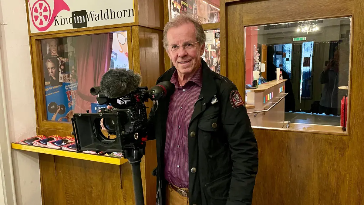 Seine Sony FX6 4K hat Peter Wingert seit drei Jahren. Für Dokumentarfilme nutzt er eine Festbrennweite, um eine schöne Trennung zwischen Vorder-und Hintergrund zu erzielen. Bild: Jana Breuling