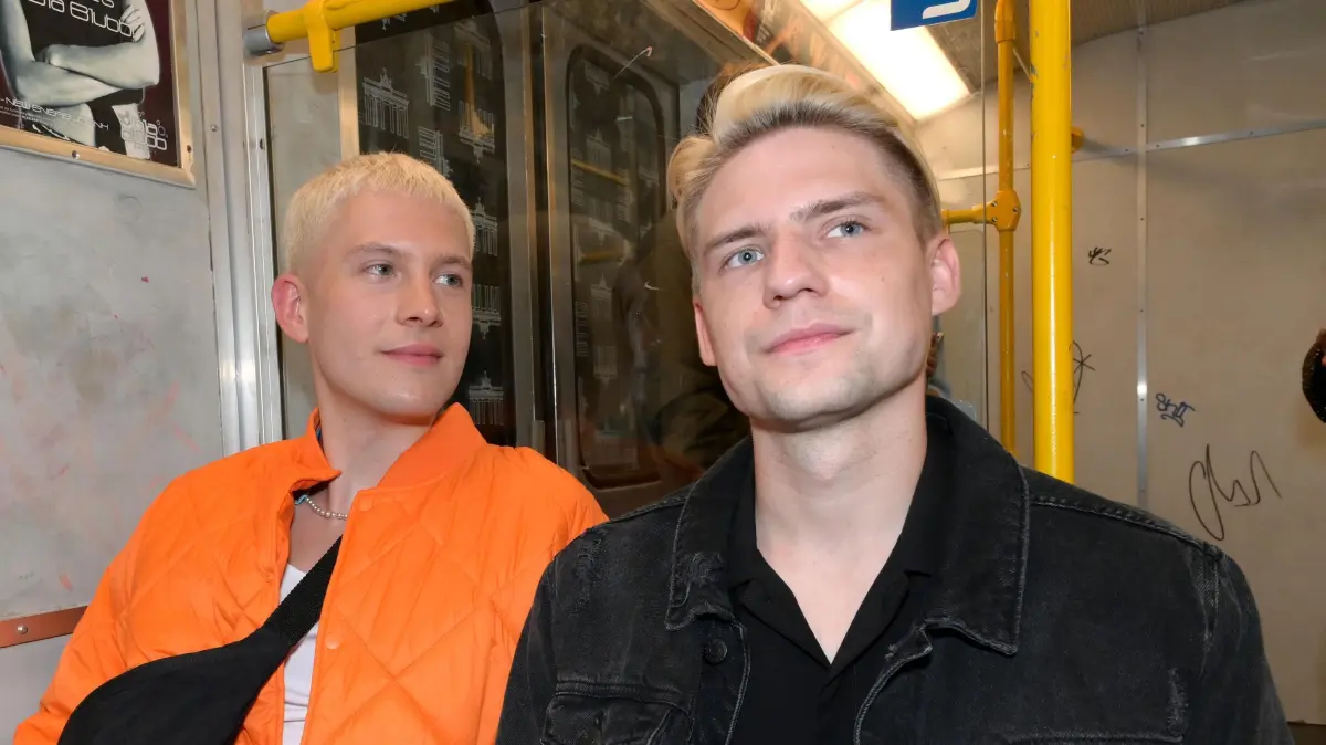 Leo (Jonas Fabian Schröter) kommt mit Moritz (Lennart Borchert) in der U-Bahn ins Gespräch.