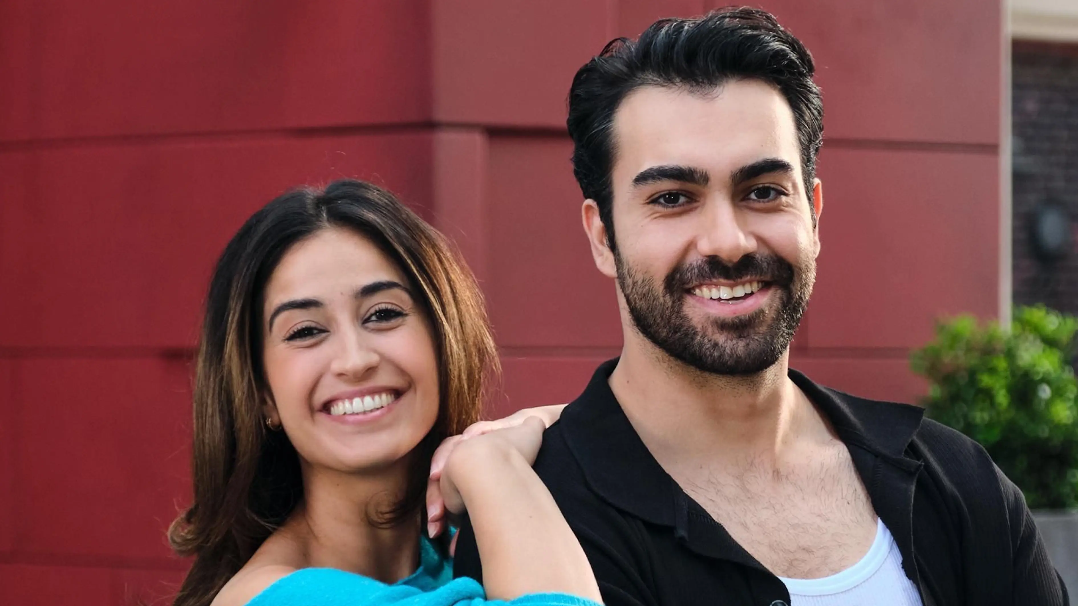 Özge Delioglan und Metehan Demiröz spielen die Geschwister "Esma und Baris Gülek".