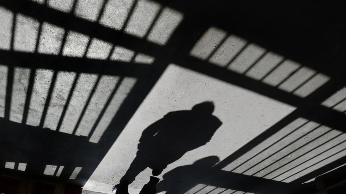 Gefängnis: ARCHIV - 18.09.2013, Baden-Württemberg, Ravensburg: Ein Mann geht nach einem Rundgang durch die Justizvollzugsanstalt in den Außenbereich. (zu dpa: «Schikane und Todesfälle - Häftlinge erheben Vorwürfe») Foto: Felix Kästle/dpa +++ dpa-Bildfunk +++