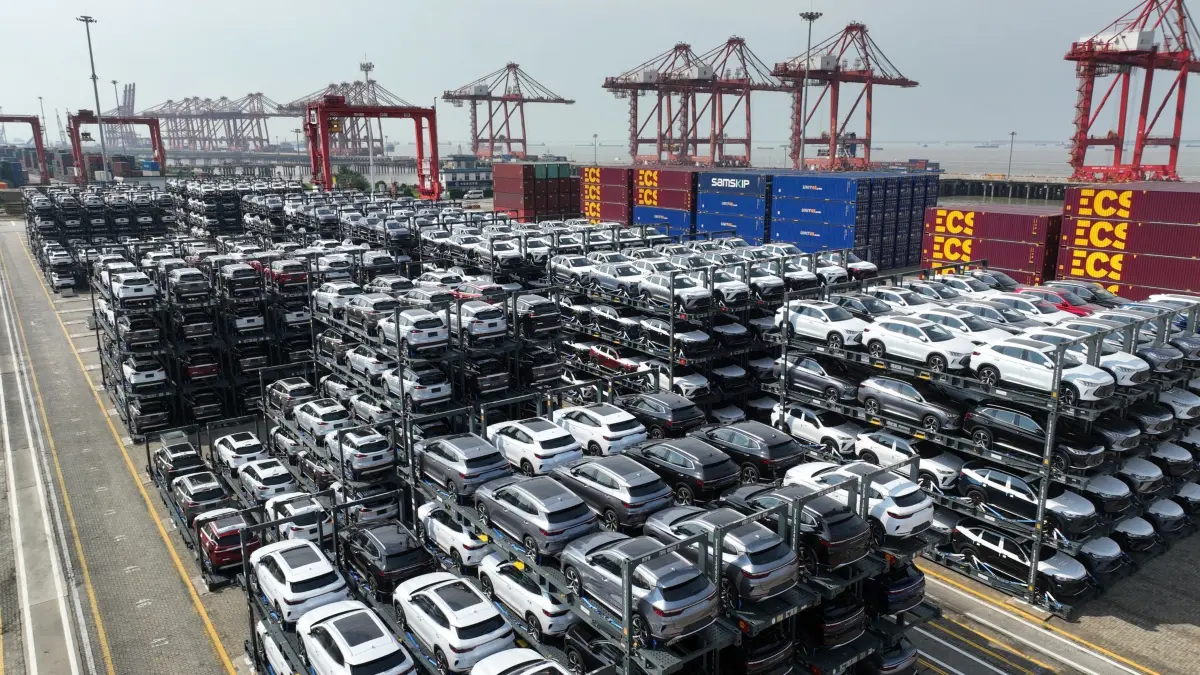 Chiensische Autos: ARCHIV - 11.07.2023, China, Peking: Eine Luftaufnahme zeigt chinesische Autos mit Hybrid- oder Elektroantrieb für den Export in einem Terminal des Hafens Taicang in der ostchinesischen Provinz Jiangsu. (zu dpa: «Kommen die Zusatzzölle für Chinas E-Autos?») Foto: XinHua/dpa +++ dpa-Bildfunk +++
