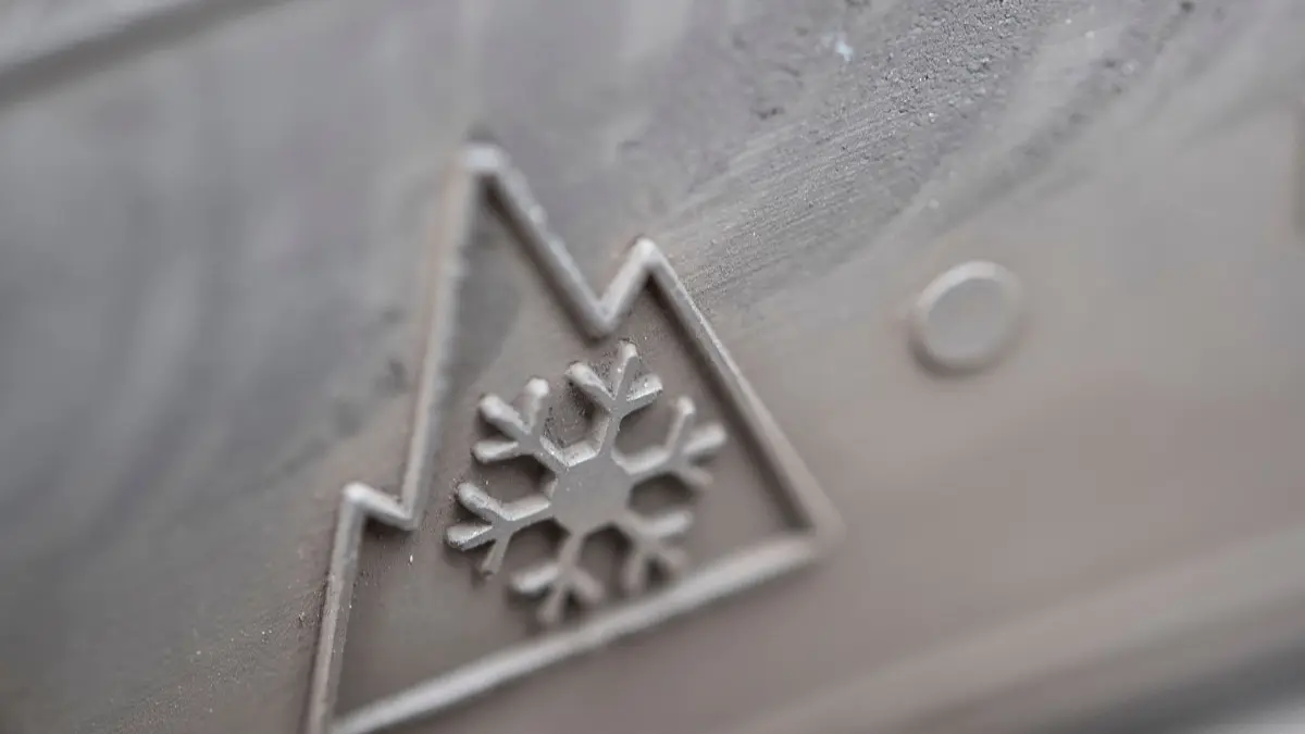 Ein Alpine-Symbol auf Winter- und Ganzjahresreifen: ARCHIV - Nur noch allein Winterreifen mit dem Alpine-Symbol gelten ab Oktober als Winterreifen. (zu dpa: «Diese Reifen sind ab Oktober keine Winterreifen mehr») Foto: Robert Günther/dpa-mag - Honorarfrei nur für Bezieher des Dienstes dpa-Magazin +++ dpa-Magazin +++