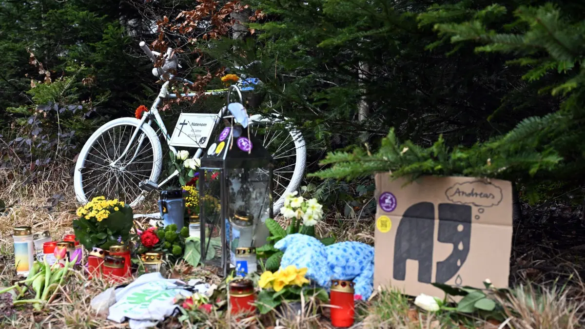 Gedenkstelle für bei Unfall gestorbenen Radaktivisten: ARCHIV - 11.02.2024, Baden-Württemberg, Pforzheim: Bei einer Fahrrad-Demonstration für den bei einem Unfall gestorbenen Radaktivisten Andreas Mandalka wurde an der Unfallstelle ein „Ghostbike“ aufgestellt. In den sozialen Medien war Mandalka bekannt unter dem Namen „Natenom“. (zu dpa: «Nach Unfalltod von «Natenom» Strafbefehl gegen Pkw-Fahrer») Foto: Uli Deck/dpa +++ dpa-Bildfunk +++