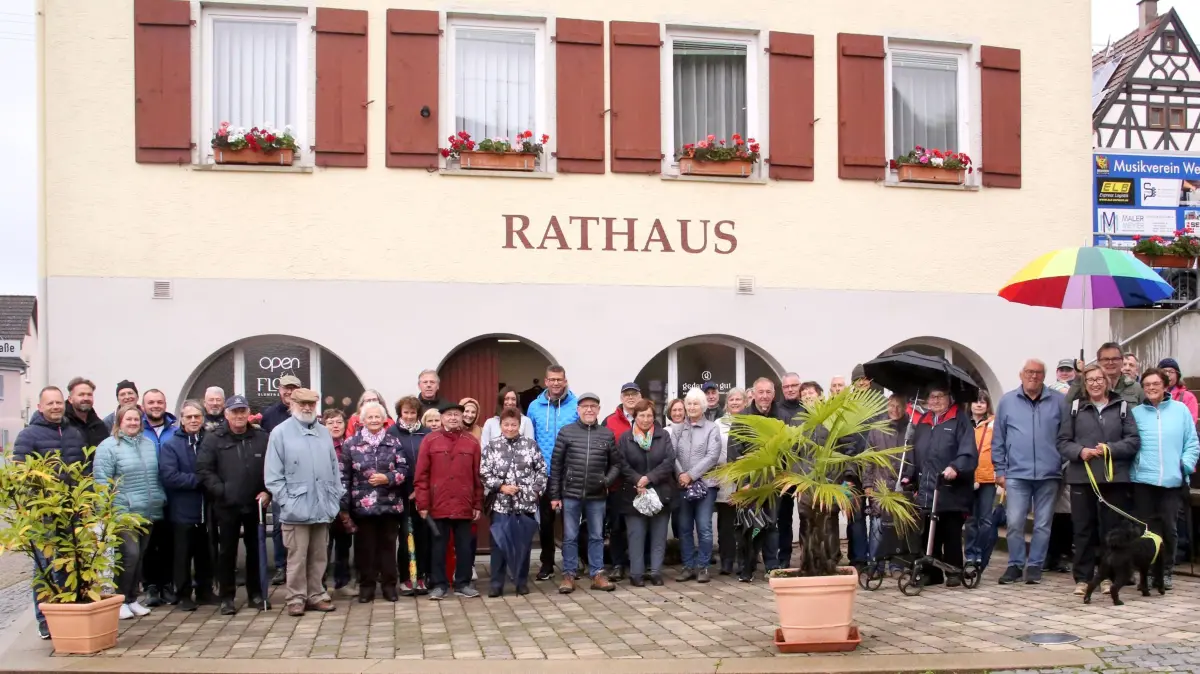 Über 50 Personen versammelten sich am Tag der deutschen Einheit auf dem Weitinger Dorfplatz, auch „Latschareplatz“ genannt, um am historischen Dorfrundgang des Förderkreises „Weitinger Hoamet“ teilzunehmen und auf den Spuren der Vorfahren zu wandeln. Unser Bild zeigt den Großteil von ihnen mit den beiden In der Mitte vorne die beiden „Stadtführer“ Hermann Nesch (Mitte) und Elisabeth Speiser (rechts mit Rollator).