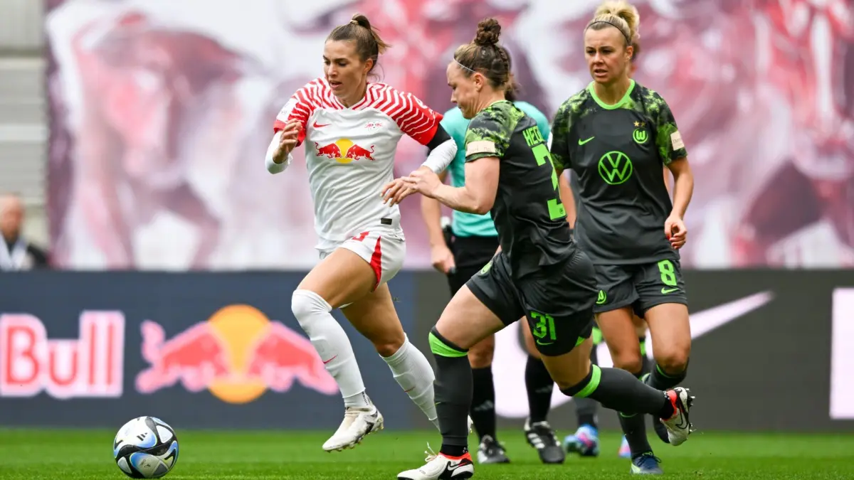 RB Leipzig gegen VfL WOlfsburg: ARCHIV - 15.10.2023, Sachsen, Leipzig: Fußball, Frauen: Bundesliga, RB Leipzig - VfL Wolfsburg, 4. Spieltag, Red Bull Arena. Leipzigs Sandra Starke (l) und Wolfsburgs Marina Hegering kämpfen um den Ball. Gegen Hoffenheim markierte sie das 2:0. Fußballerinnen von RB Leipzig verlieren mit 0:4 gegen den VfL Wolfsburg. (zu dpa: «Fußballerinnen aus Leipzig verlieren 0:5 beim VfL Wolfsburg») Foto: Hendrik Schmidt/dpa +++ dpa-Bildfunk +++